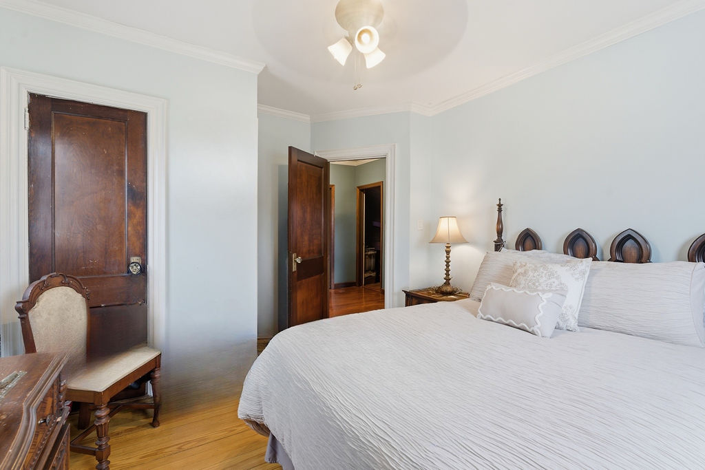 Howard Beach, New York, 11414, United States, 4 Bedrooms Bedrooms, ,1 BathroomBathrooms,Residential,For Sale,1986099