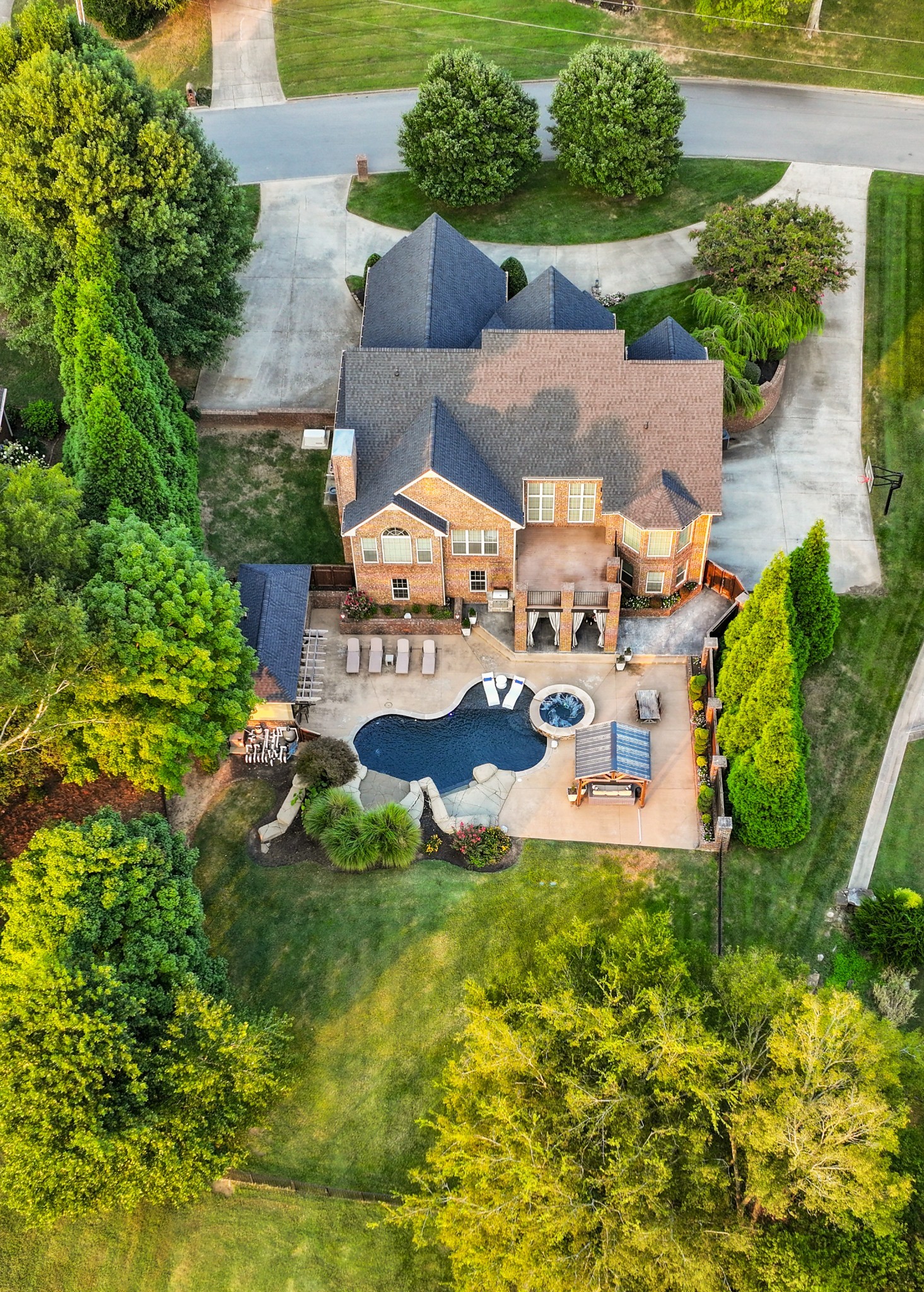 Clarksville, Tennessee, 37043, United States, 4 Bedrooms Bedrooms, ,5 BathroomsBathrooms,Residential,For Sale,1997798