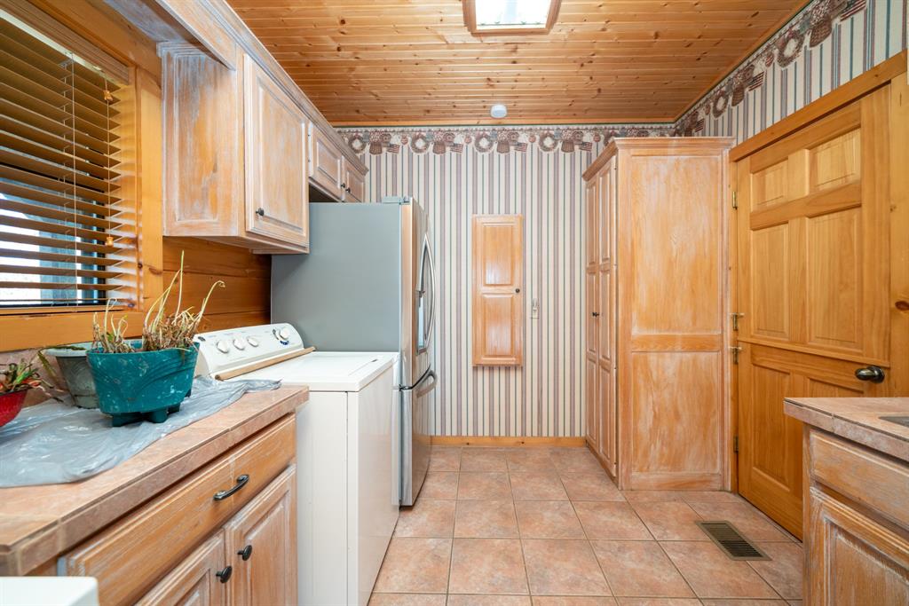 Gilmer, Texas, 75645, United States, 3 Bedrooms Bedrooms, ,4 BathroomsBathrooms,Residential,For Sale,2006338