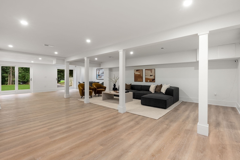 Hopkinton, Massachusetts, 01748, United States, 5 Bedrooms Bedrooms, ,4 BathroomsBathrooms,Residential,For Sale,1947956