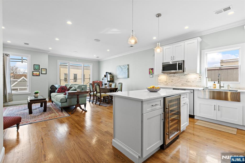Jersey City, New Jersey, 07307, United States, 3 Bedrooms Bedrooms, ,2 BathroomsBathrooms,Residential,For Sale,1867337