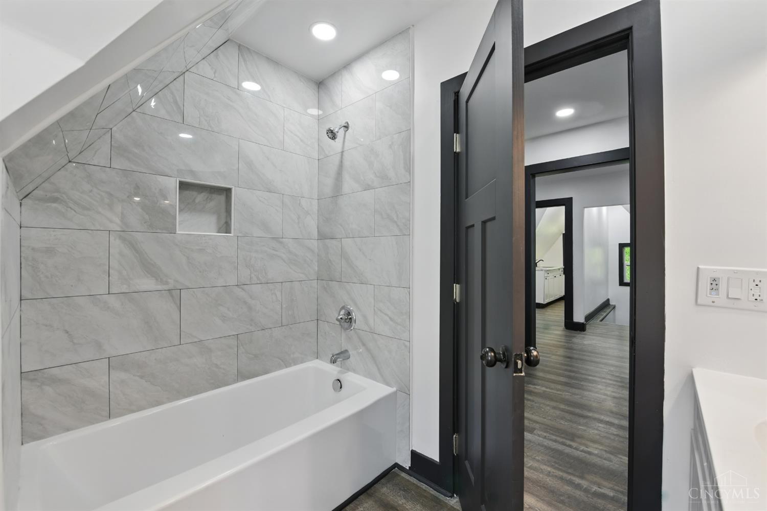Cincinnati, Ohio, 45229, United States, 7 Bedrooms Bedrooms, ,5 BathroomsBathrooms,Residential,For Sale,1821306