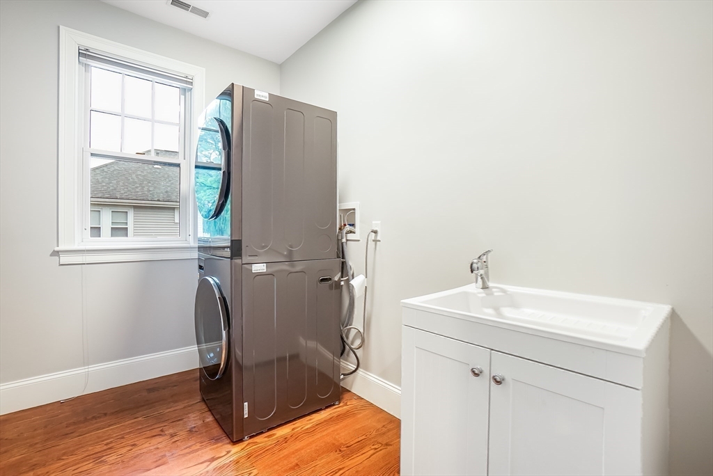 Newton, Massachusetts, 02460, United States, 4 Bedrooms Bedrooms, ,5 BathroomsBathrooms,Residential,For Sale,1929492