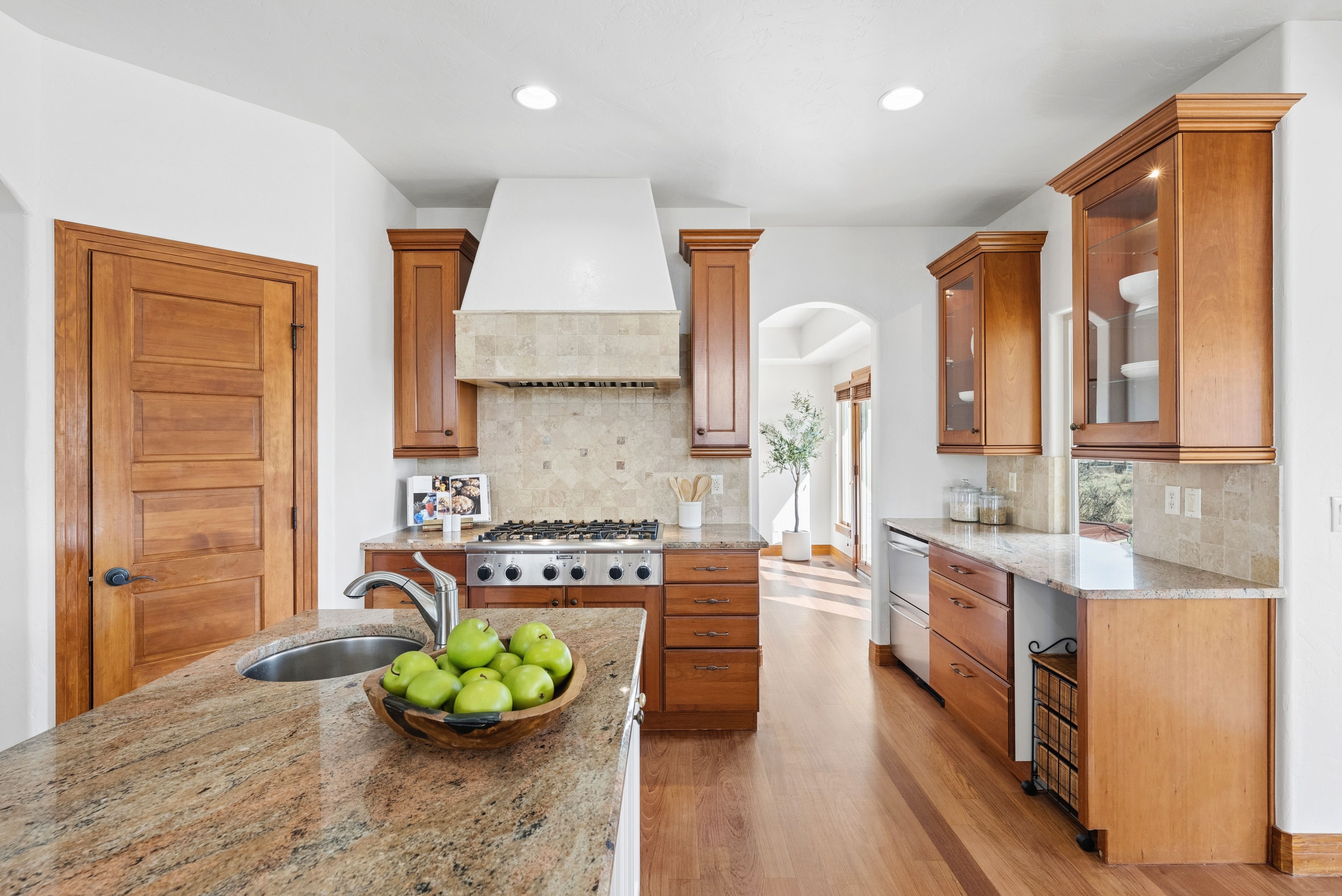  Set high on a hill in The Timbers and backing to open space - 物件實景