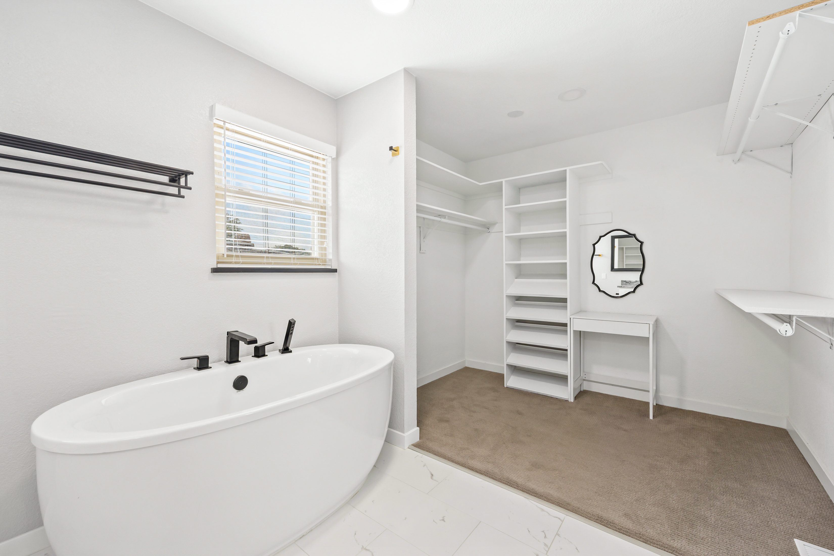  Beautifully renovated home in the desirable Three Fountains community - 物件實景