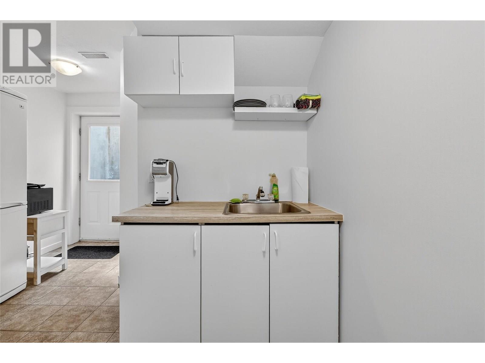 KELOWNA, British Columbia, V1W 4X9, CA, 4 Bedrooms Bedrooms, ,3 BathroomsBathrooms,Residential,For Sale,1898520