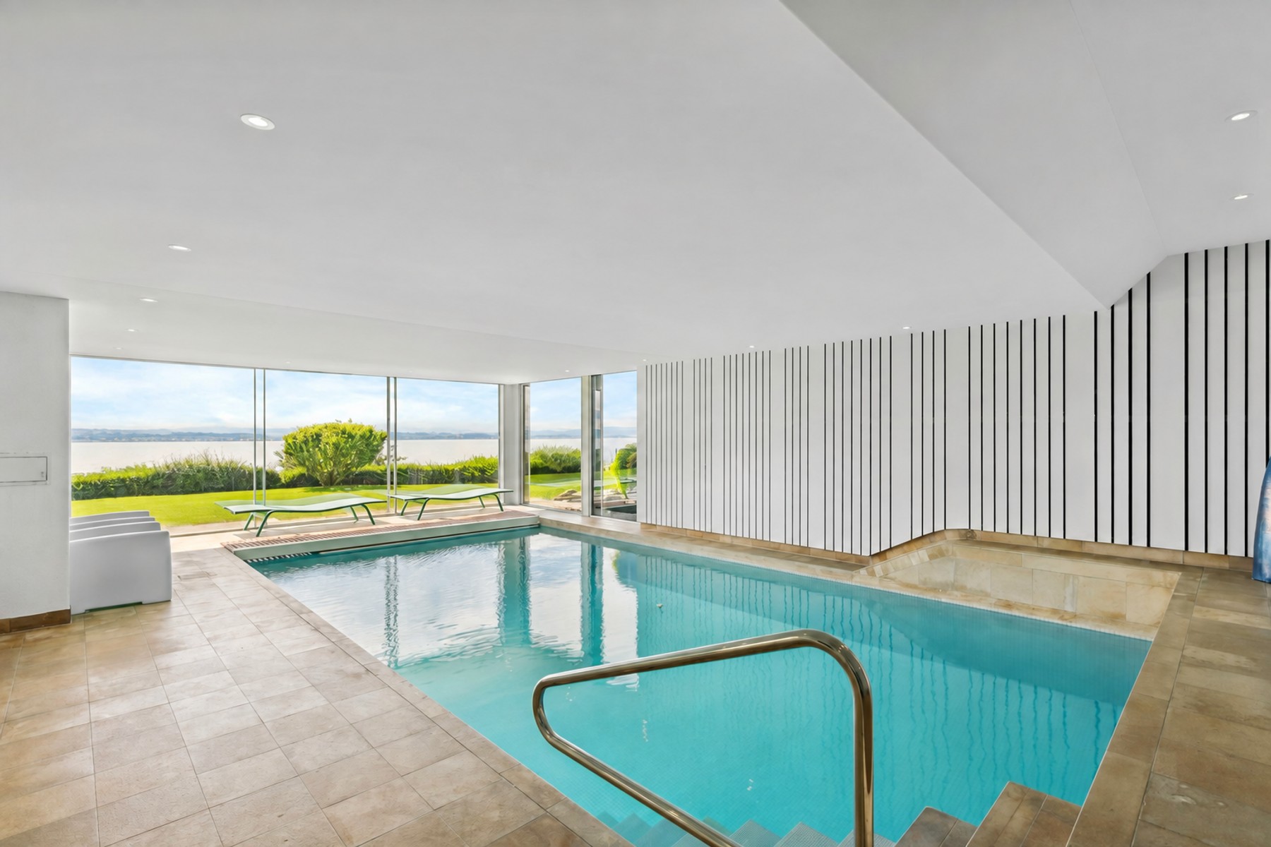  Contemporary villa with panoramic lake views and an indoor pool - 物件實景