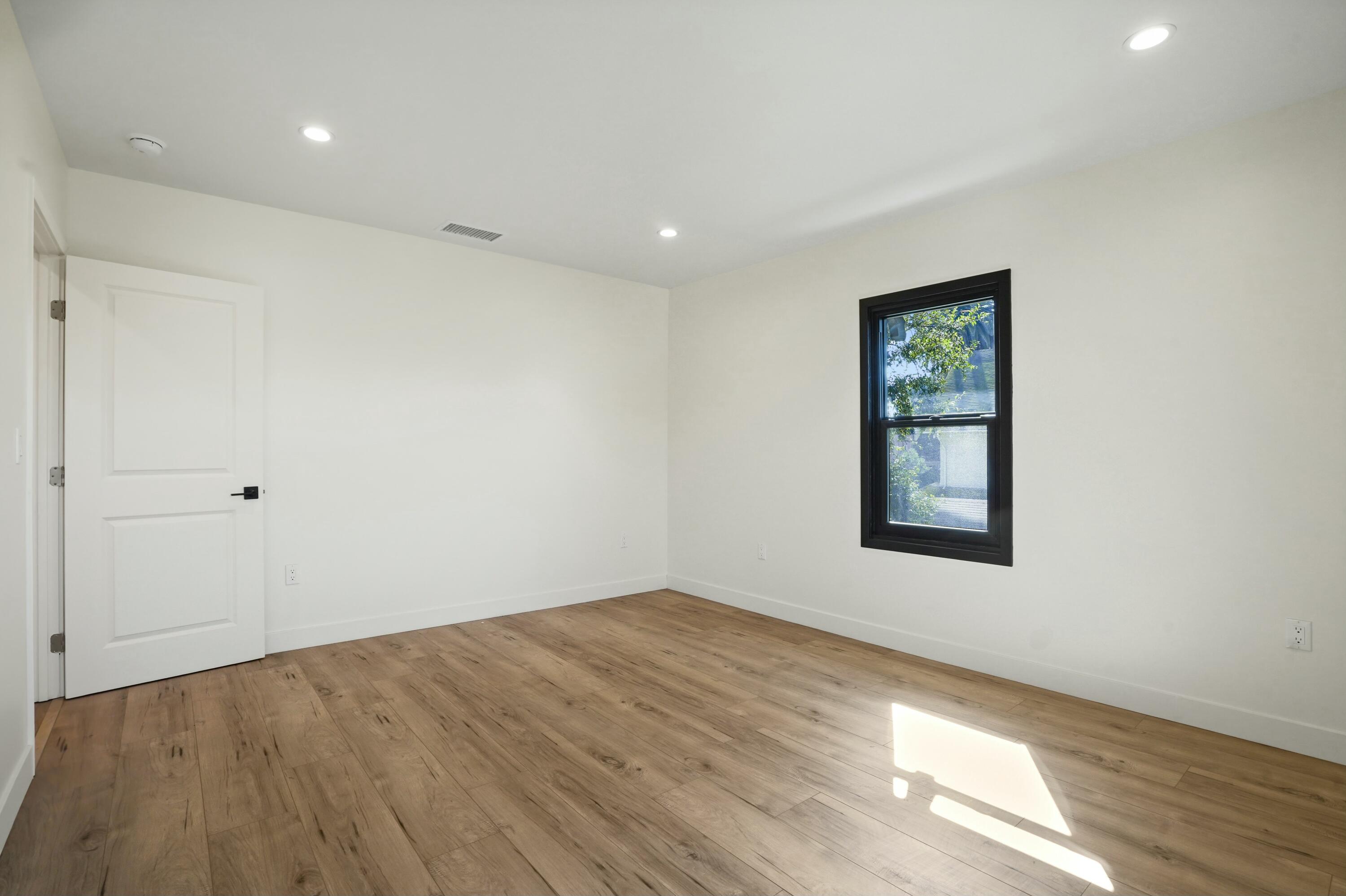 Los Angeles, California, 90007, United States, 5 Bedrooms Bedrooms, ,3 BathroomsBathrooms,Residential,For Sale,1979563