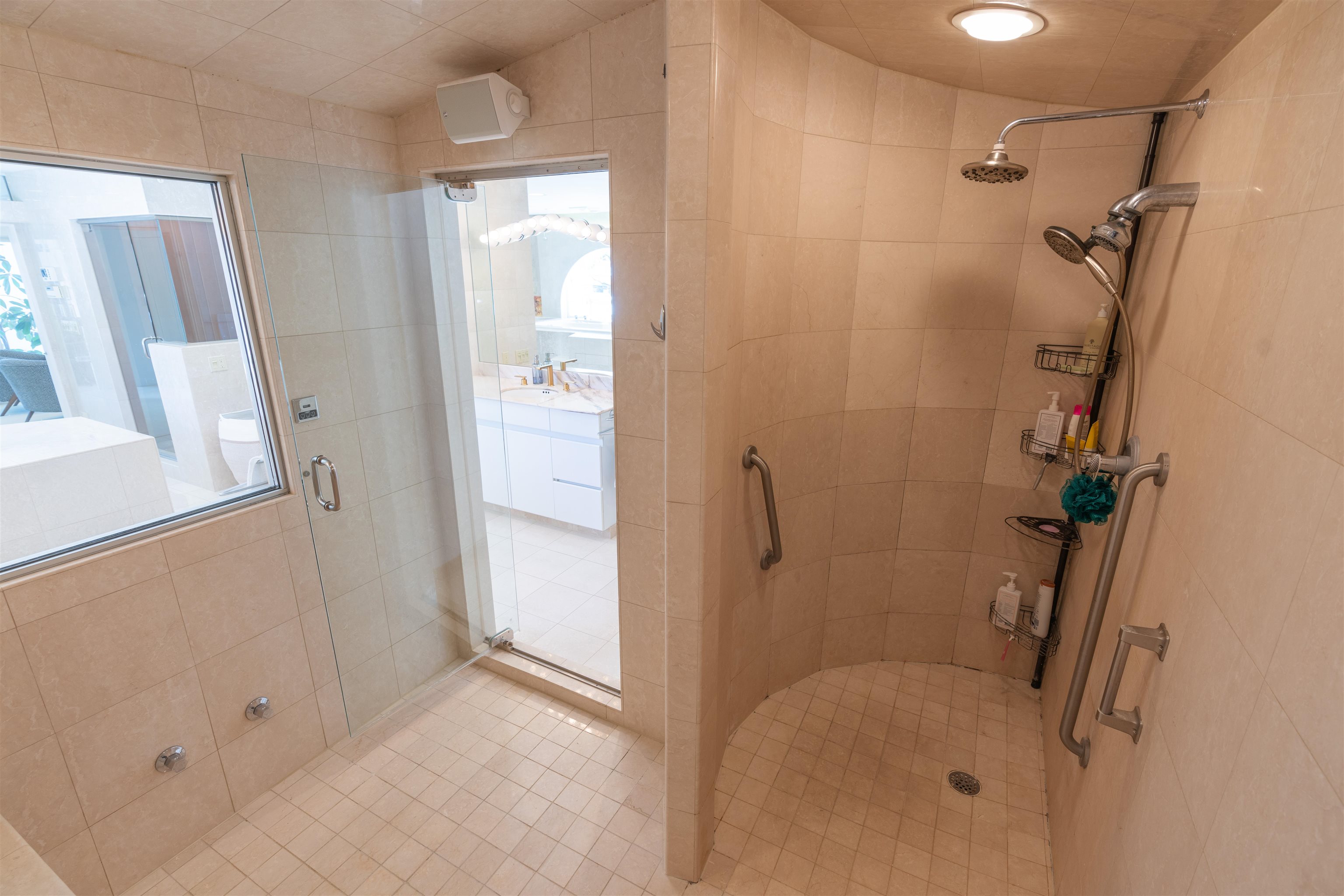 La Crosse, Wisconsin, 54601, United States, 4 Bedrooms Bedrooms, ,5 BathroomsBathrooms,Residential,For Sale,2049360