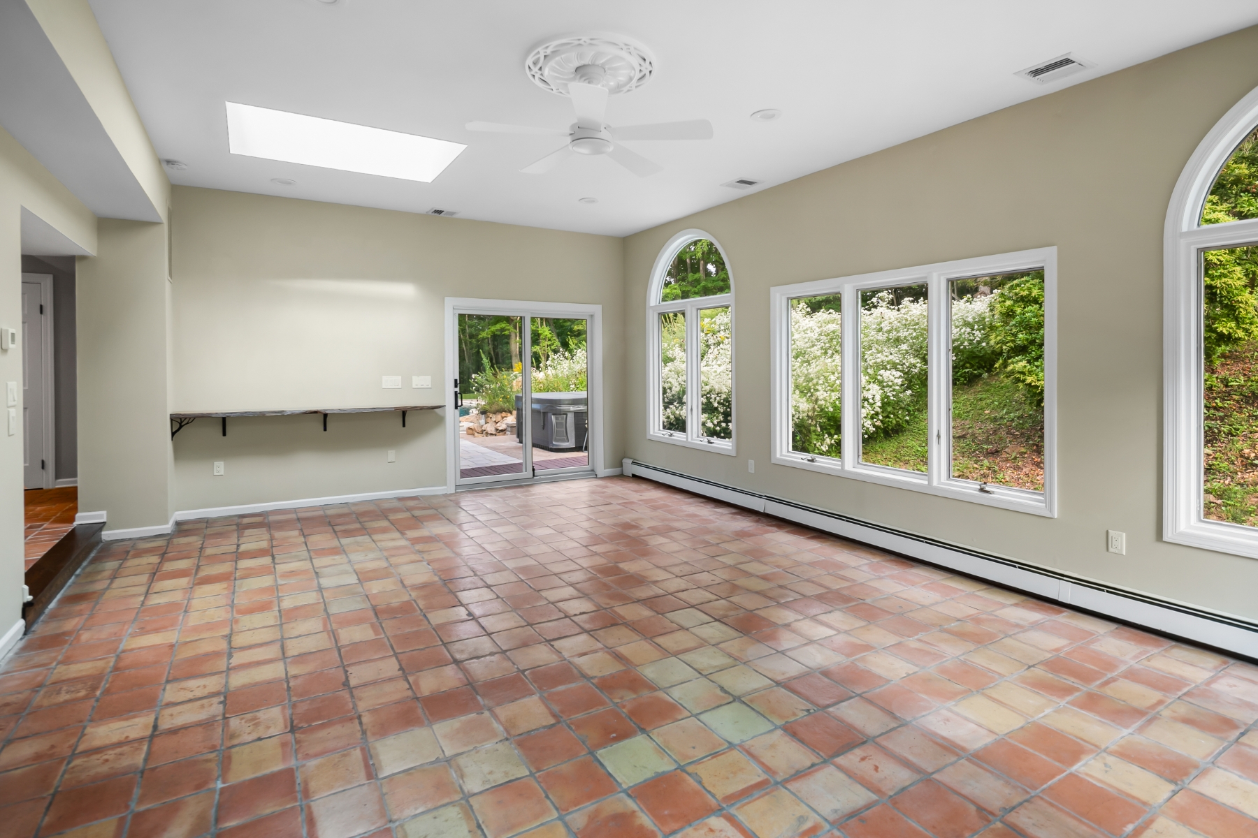  Updated Custom Colonial Home Brings Private Natural Setting Into Daily Life - 物件實景