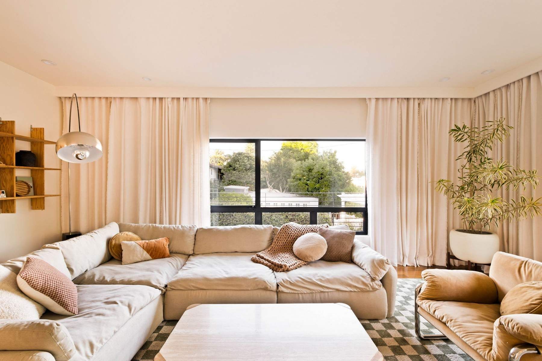  3818 Roderick Road - 物件實景