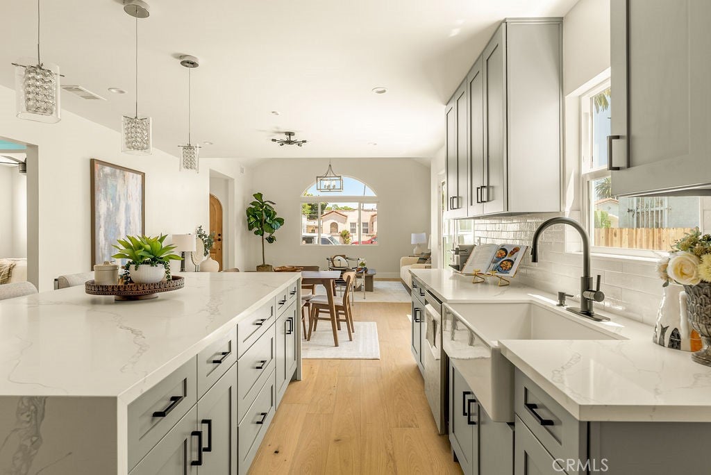 Los Angeles, California, 90018, United States, 3 Bedrooms Bedrooms, ,2 BathroomsBathrooms,Residential,For Sale,1905808
