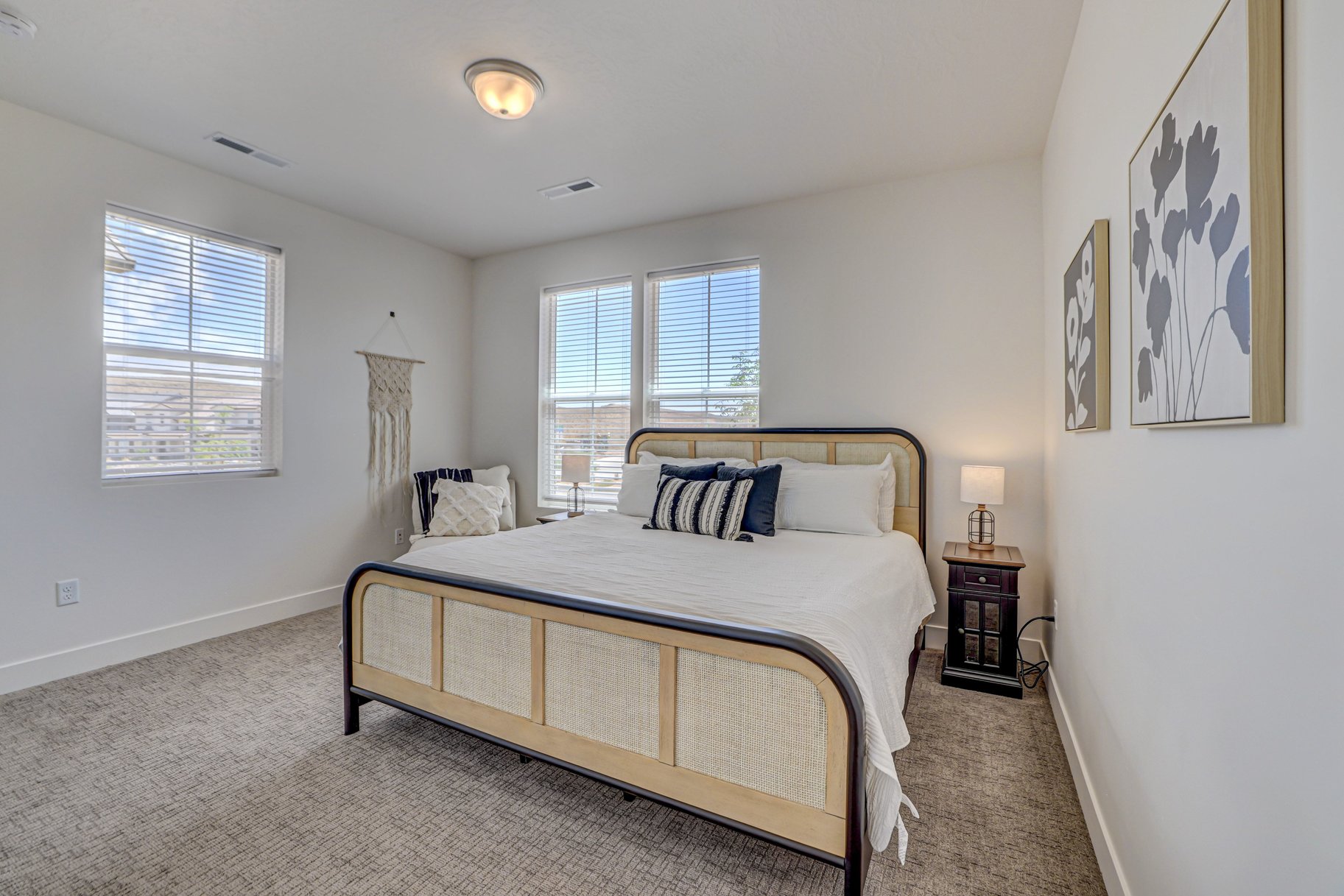  Move-in ready. Desert Color - Furnished 3 bed townhome - 物件實景