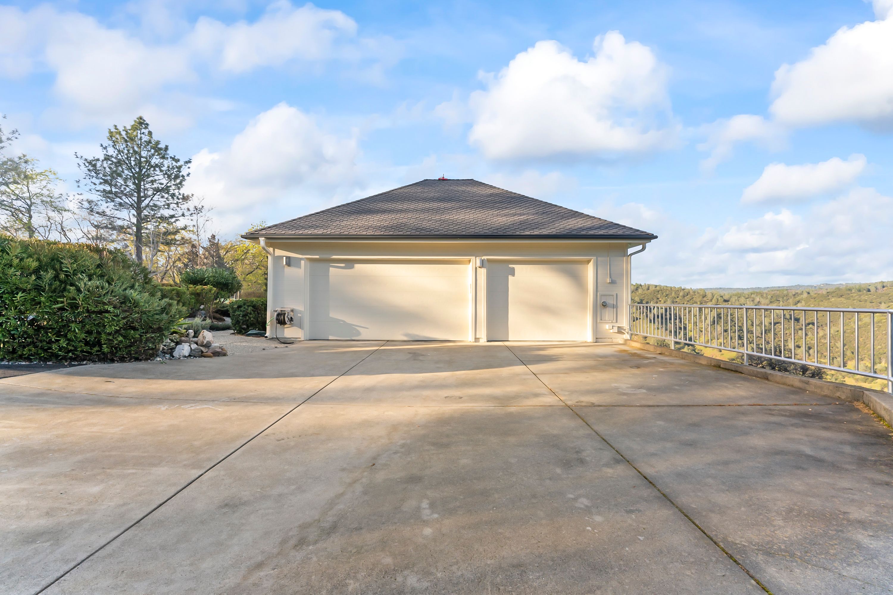  River Views • Pool • A Striking Estate That Makes a Statement - 物件實景
