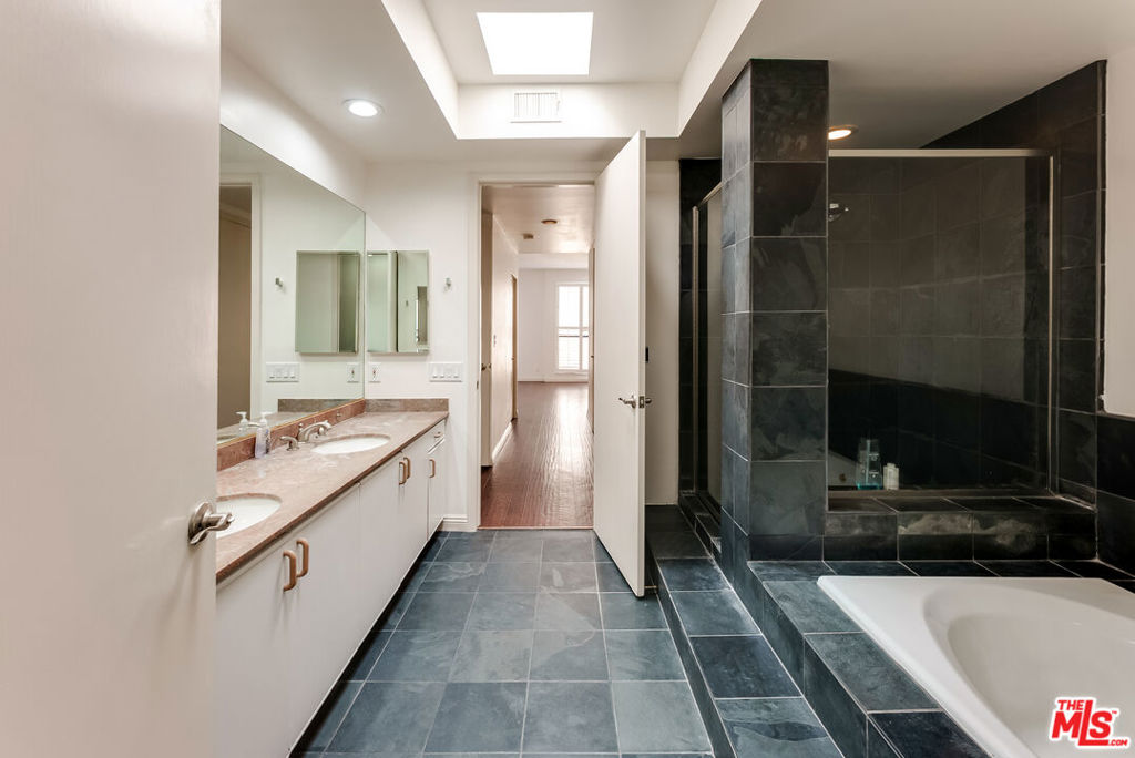 Beverly Hills, California, 90211, United States, 2 Bedrooms Bedrooms, ,2 BathroomsBathrooms,Residential,For Sale,1980744