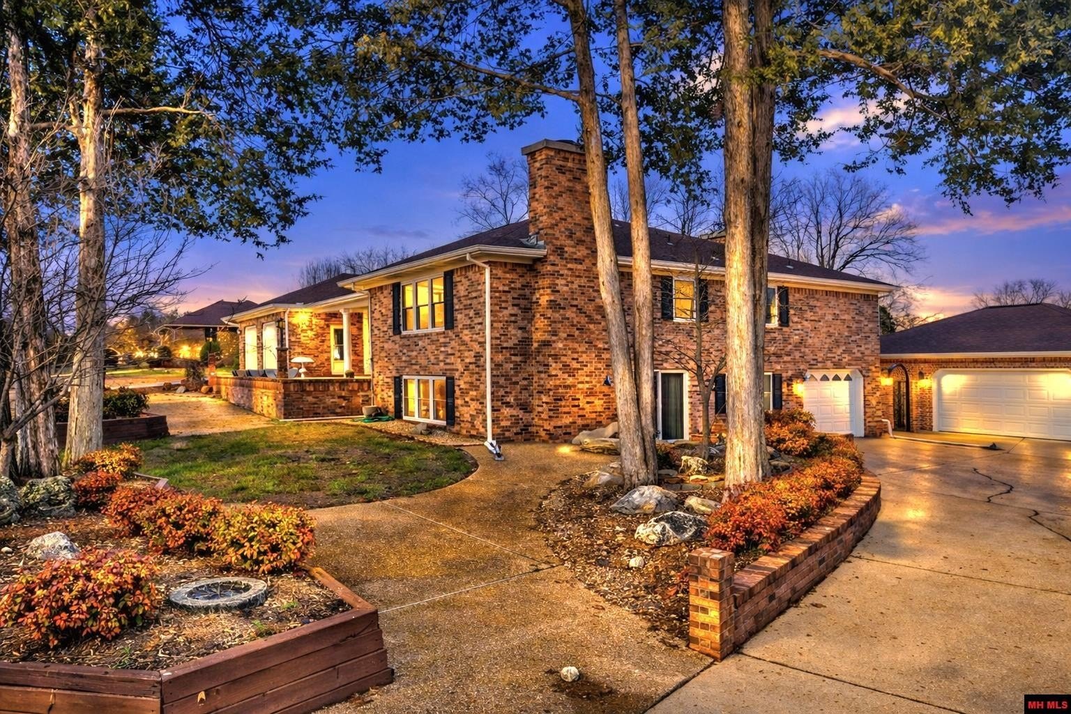 Mountain Home, Arkansas, 72653, United States, 3 Bedrooms Bedrooms, ,4 BathroomsBathrooms,Residential,For Sale,2025116