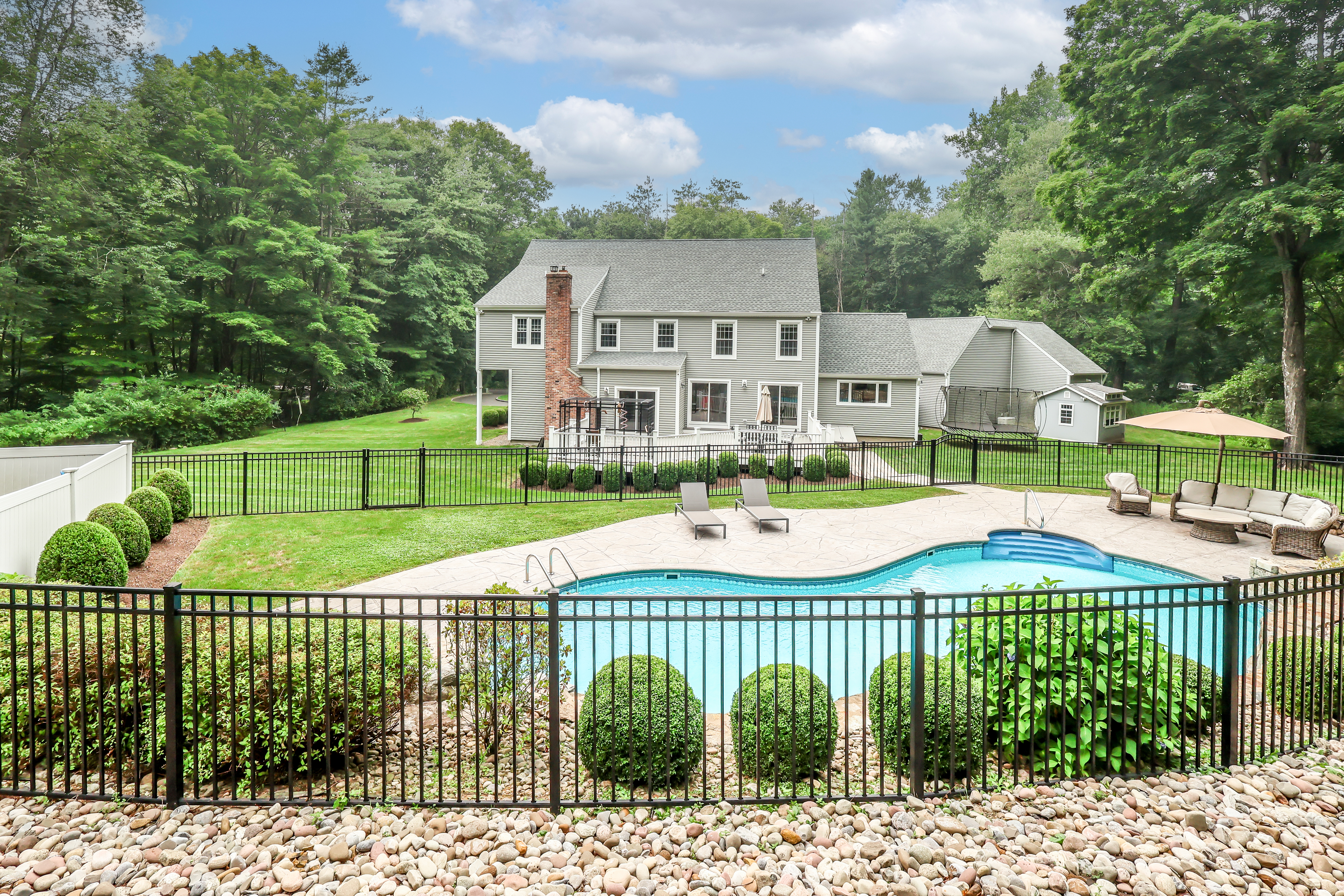  Exquisitely  Landscaped Grounds in Barkwood Falls - 物件實景