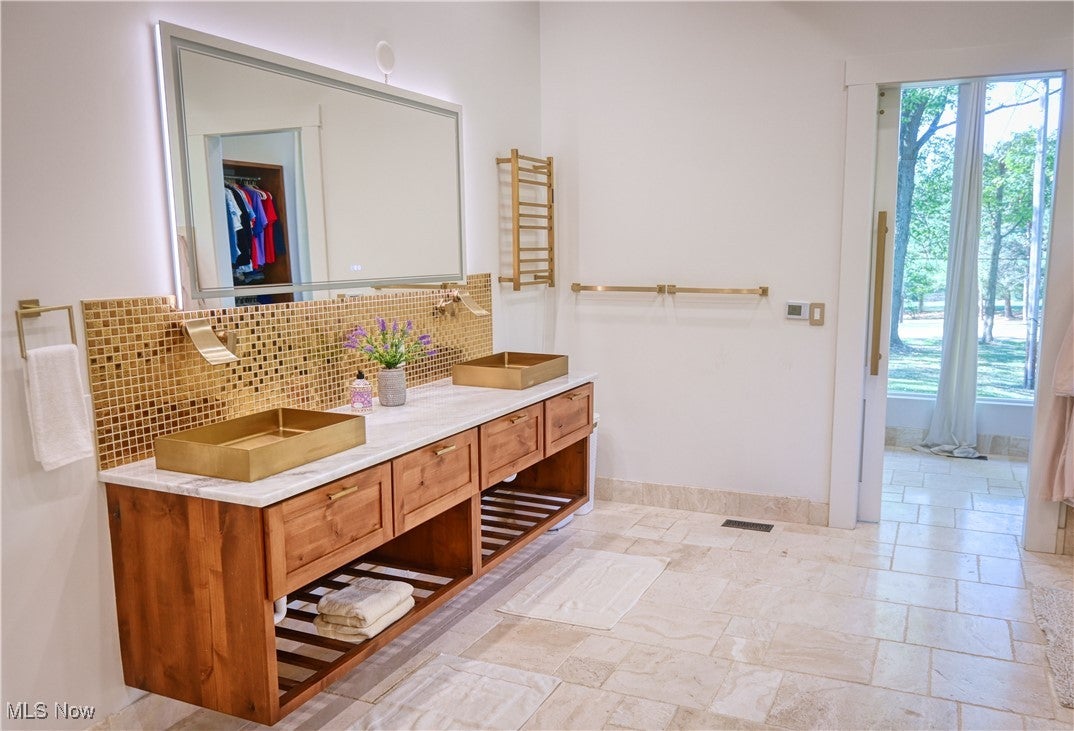 Medina, Ohio, 44256, United States, 5 Bedrooms Bedrooms, ,5 BathroomsBathrooms,Residential,For Sale,1976379