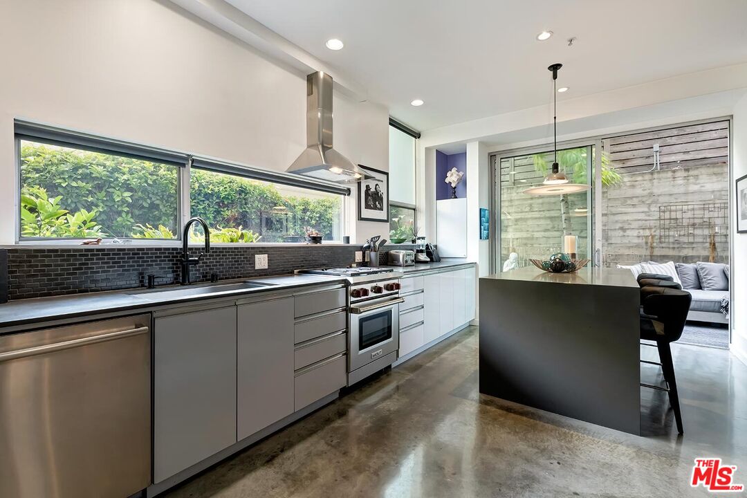 West Hollywood, California, 90069, United States, 2 Bedrooms Bedrooms, ,2 BathroomsBathrooms,Residential,For Sale,2000486