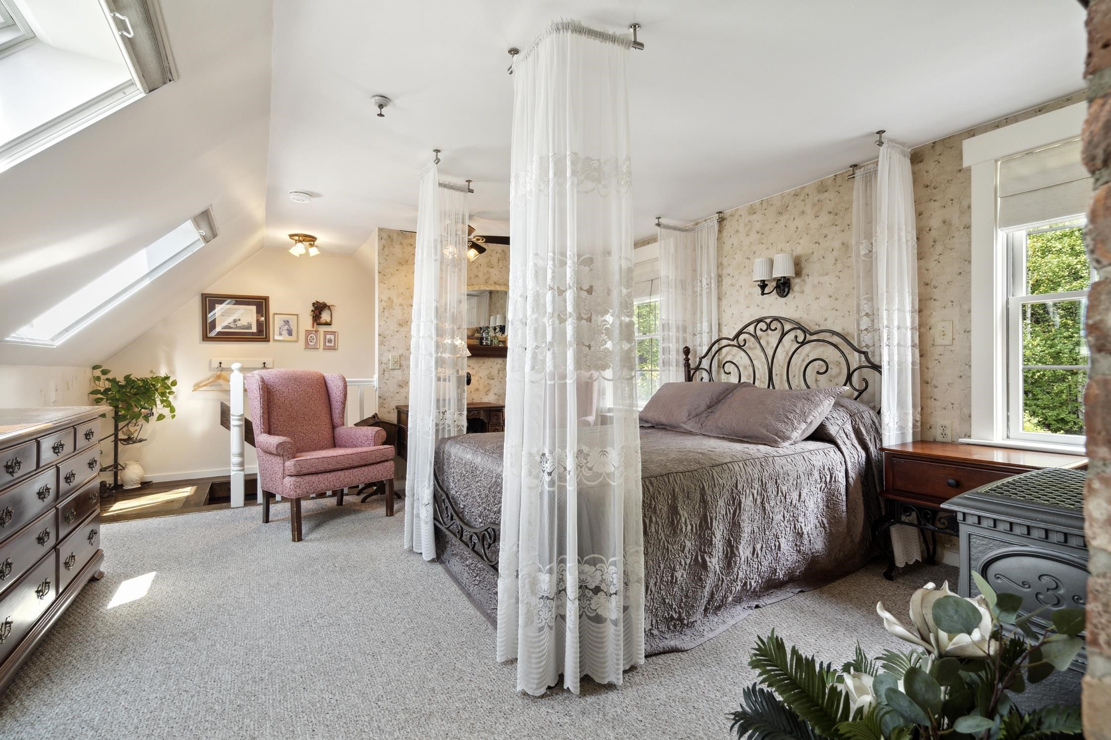 Bristol, New Hampshire, 03222, United States, 8 Bedrooms Bedrooms, ,5 BathroomsBathrooms,Residential,For Sale,1883549