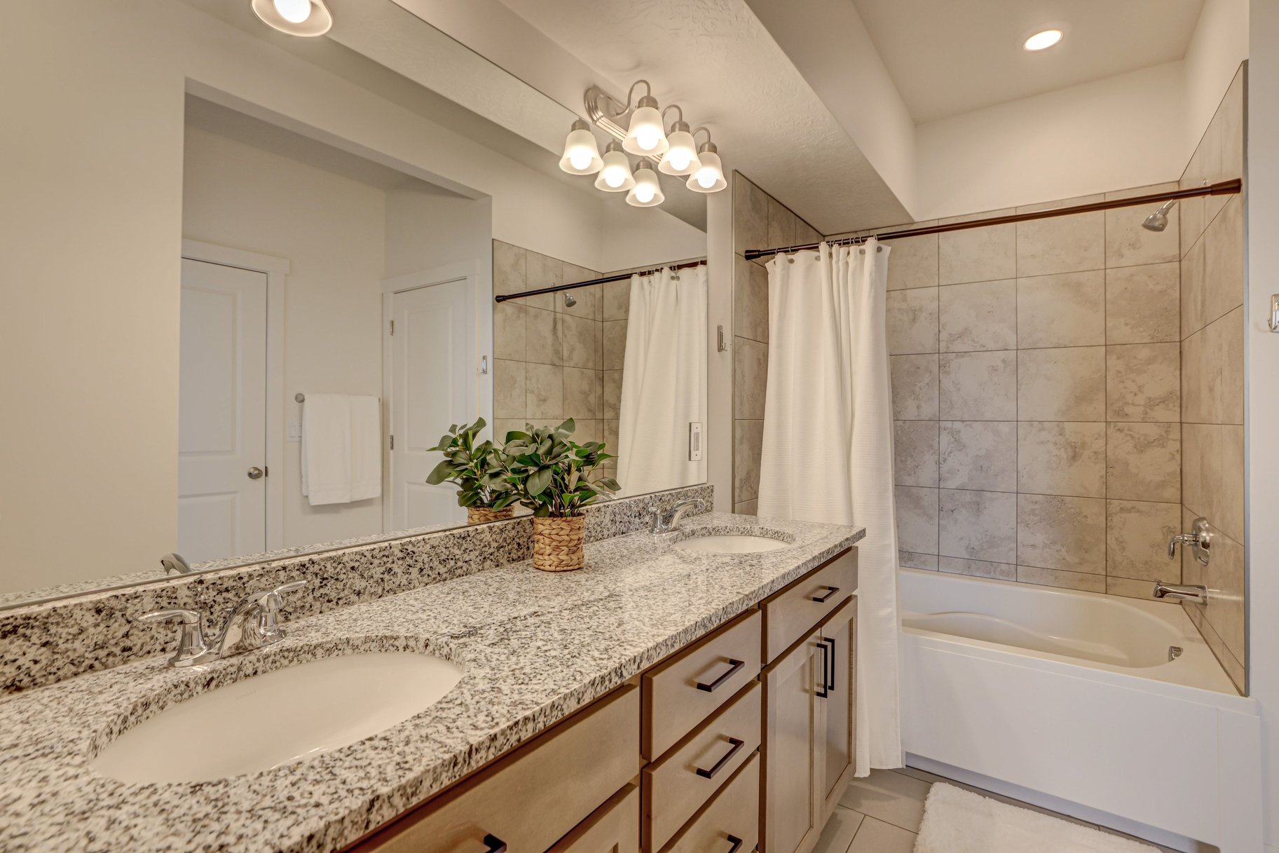  Move-in ready. Desert Color - Furnished 3 bed townhome - 物件實景