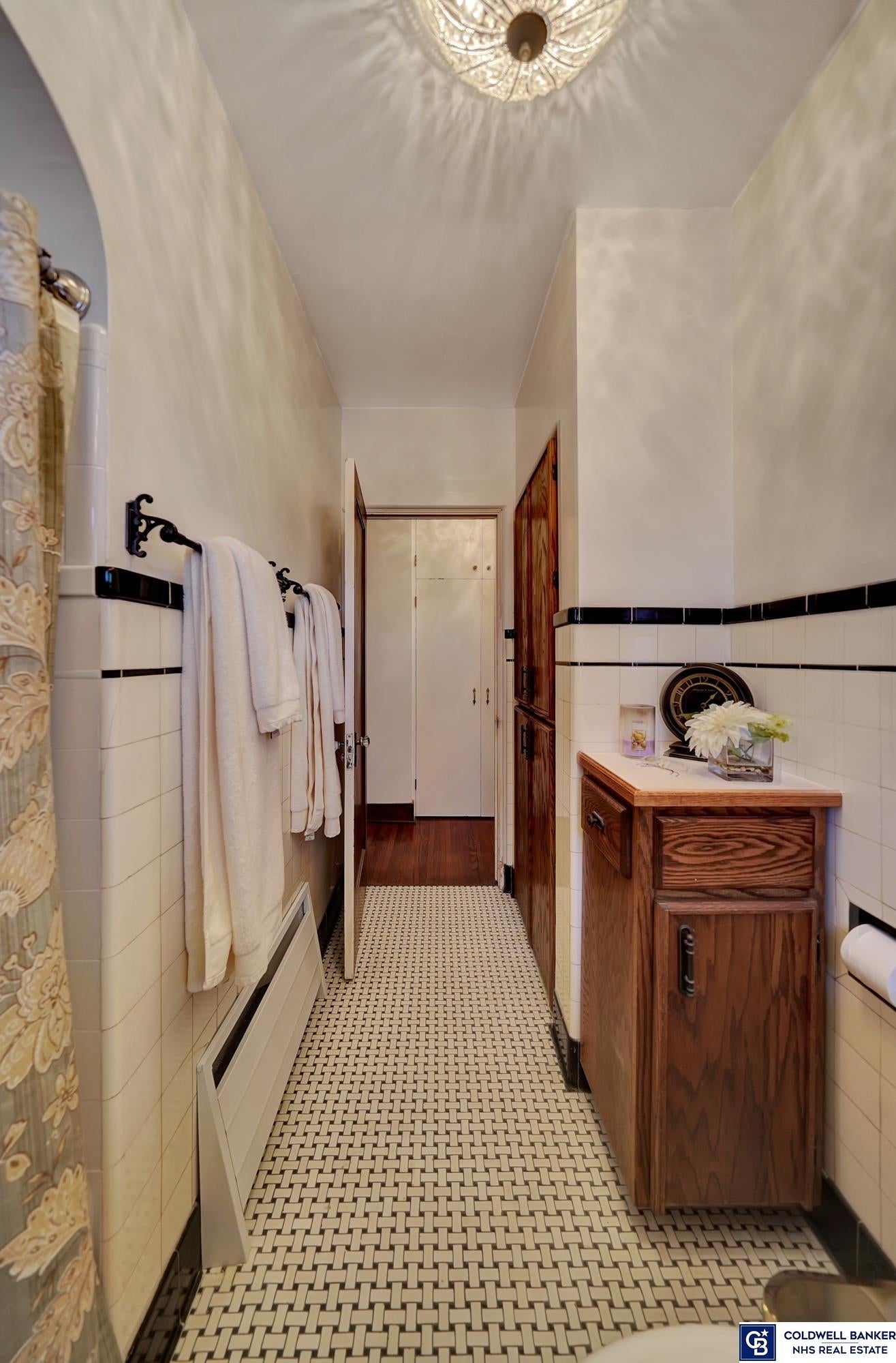 Lincoln, Nebraska, 68510, United States, 6 Bedrooms Bedrooms, ,2 BathroomsBathrooms,Residential,For Sale,1796246