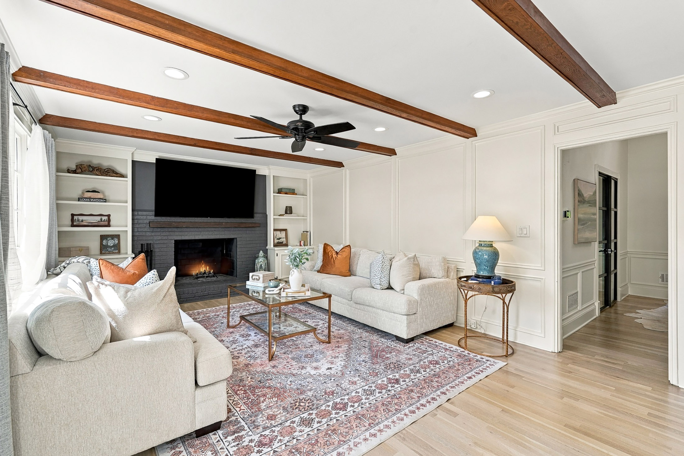  Classic Colonial Charm Meets Beautifully Updated Interiors - 物件實景
