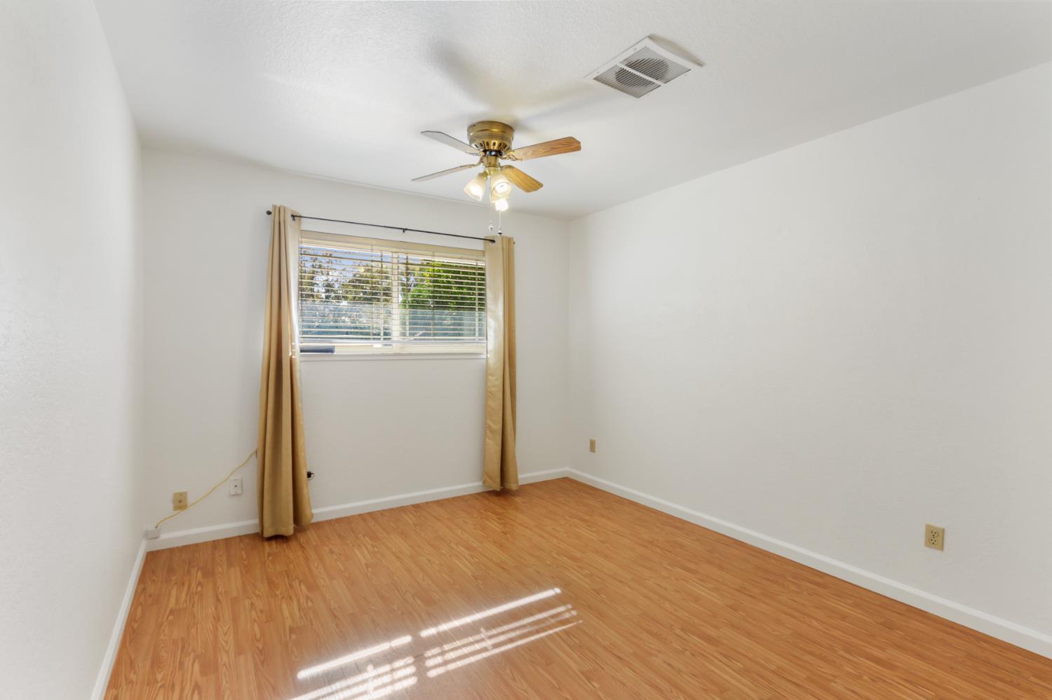 Elk Grove, California, 95624, United States, 4 Bedrooms Bedrooms, ,3 BathroomsBathrooms,Residential,For Sale,1987914