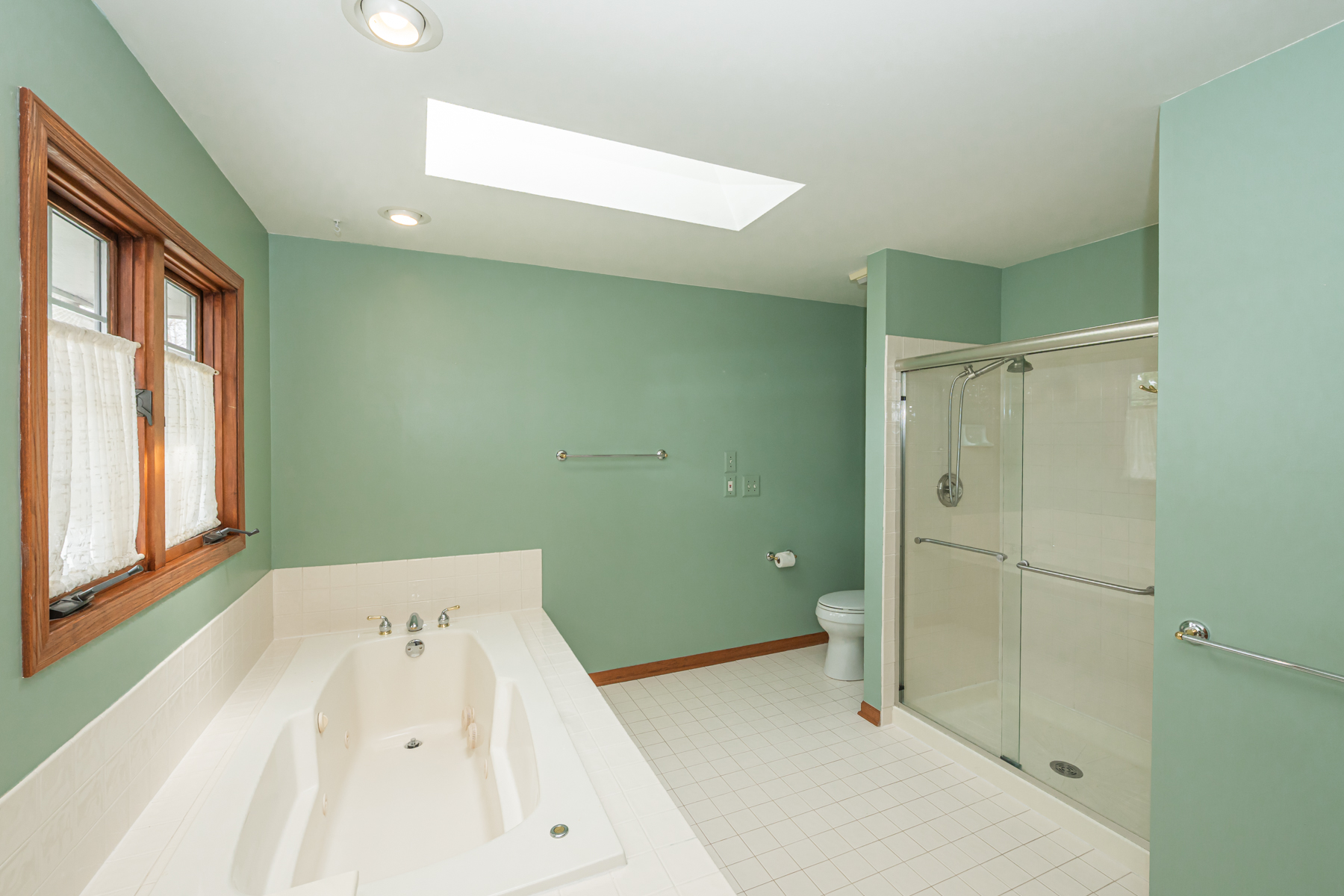  Beautifully Maintained Storybook Home - 物件實景