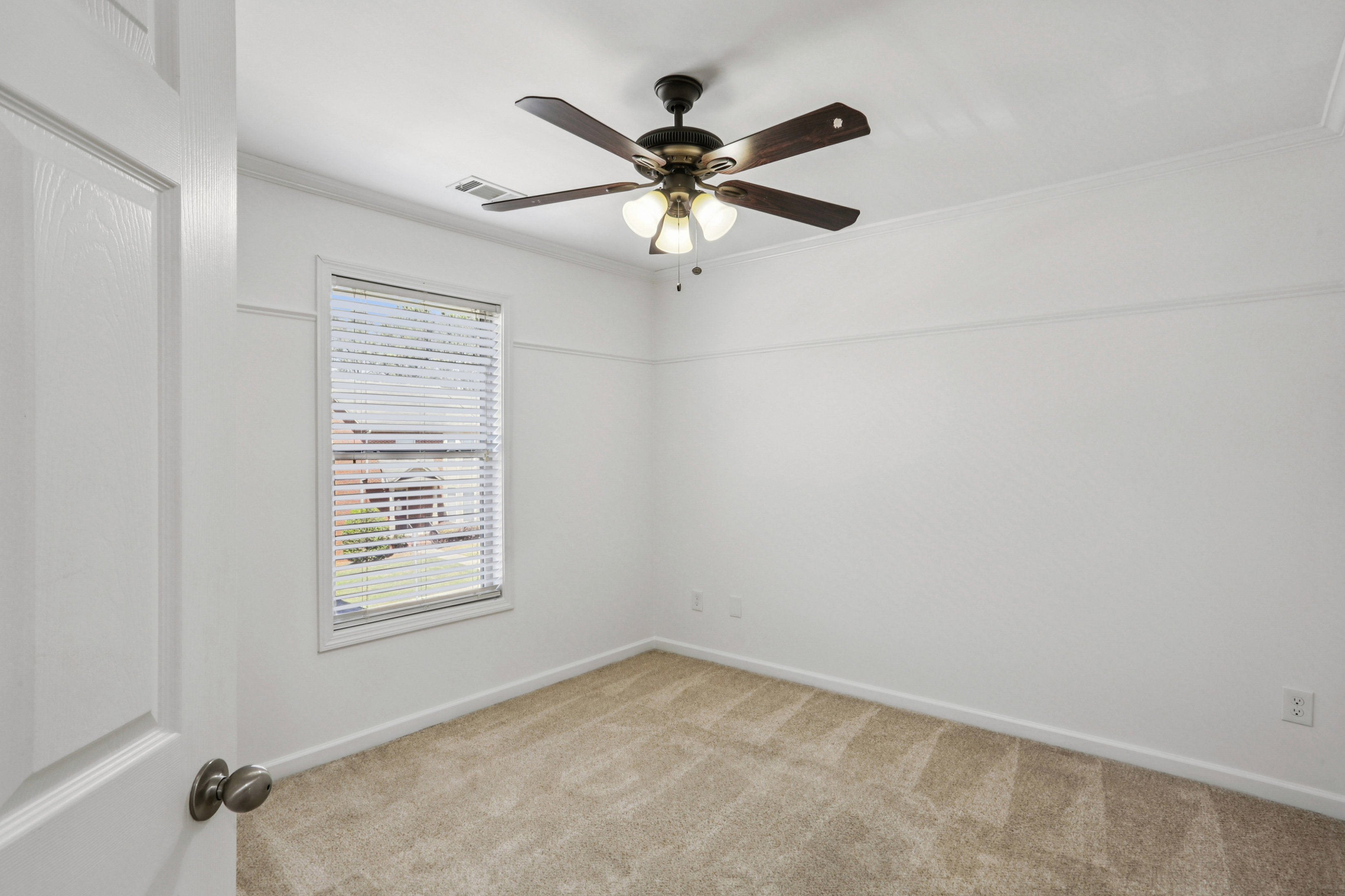  Spacious Three Level Townhome in the Desirable Thorncrest Community - 物件實景