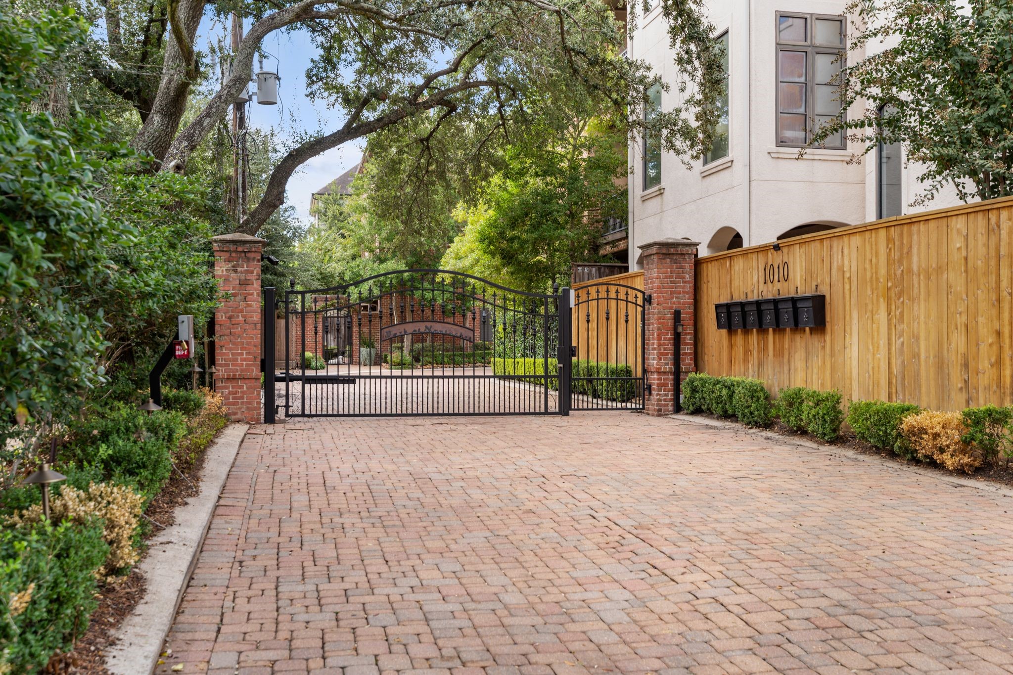  1010 Nantucket Drive F - 物件實景