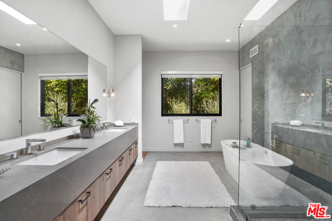 Malibu, California, 90265, United States, 4 Bedrooms Bedrooms, ,3 BathroomsBathrooms,Residential,For Sale,1917899
