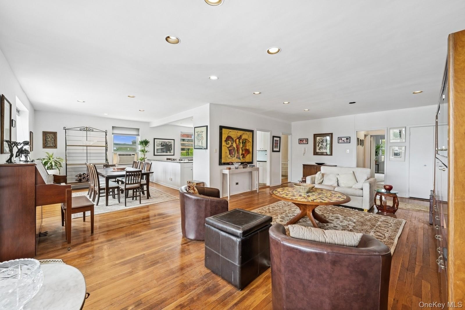 Beechhurst, New York, 11357, United States, 3 Bedrooms Bedrooms, ,2 BathroomsBathrooms,Residential,For Sale,1980845