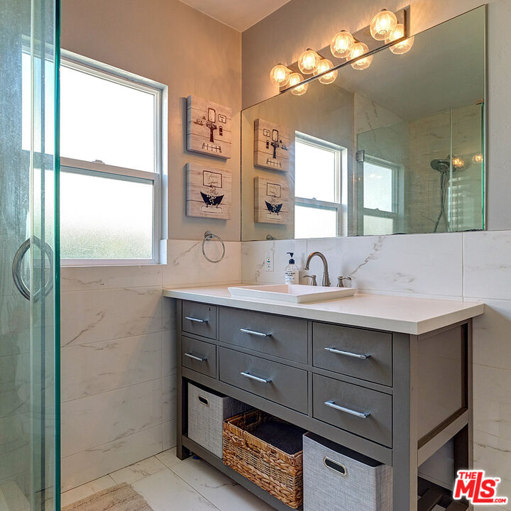 Los Angeles, California, 90019, United States, 4 Bedrooms Bedrooms, ,3 BathroomsBathrooms,Residential,For Sale,1924996