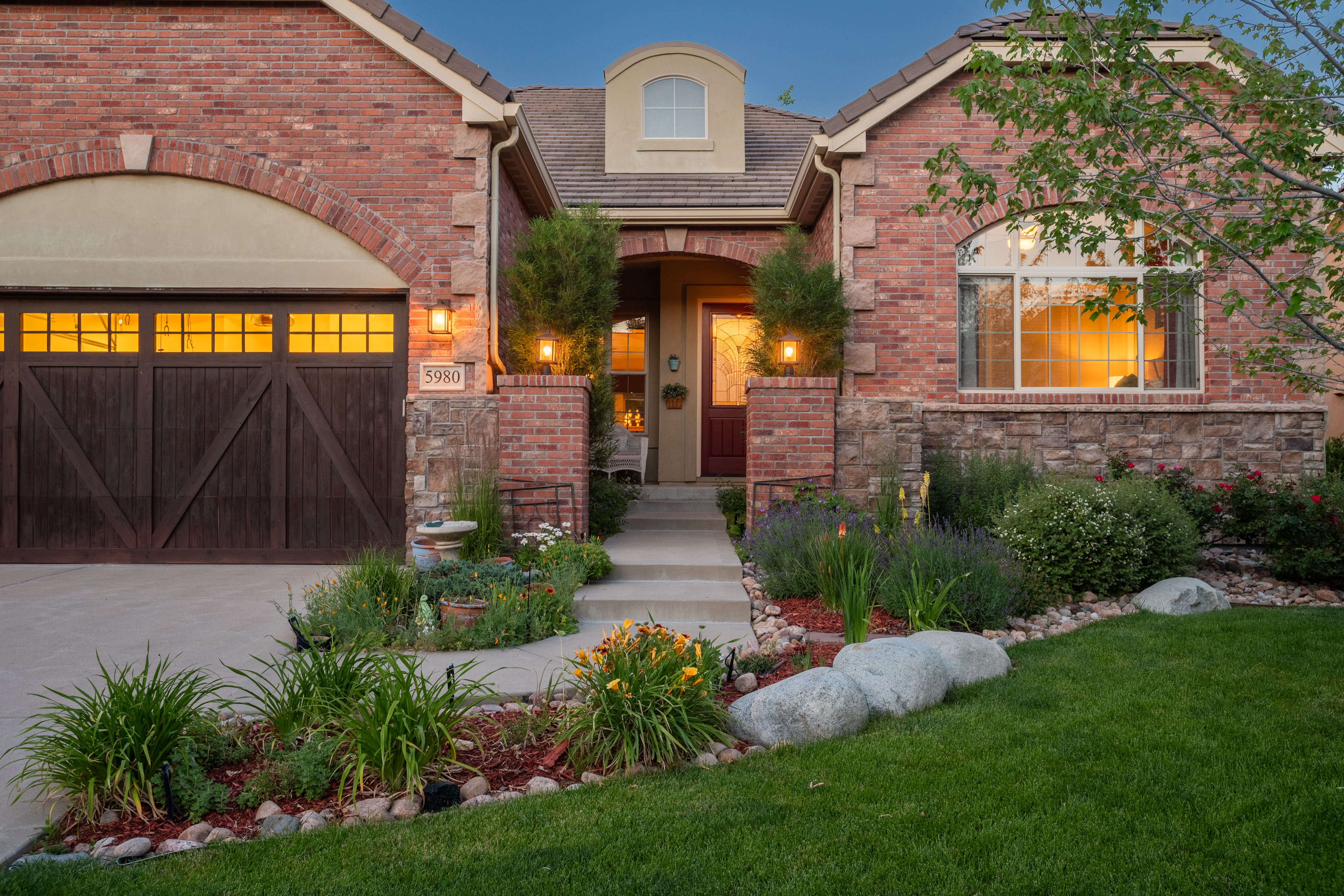 Orchard Park Patio Home with Wolf Kitchen, Spa Suite & Backyard BBQ Oasis - 物件實景