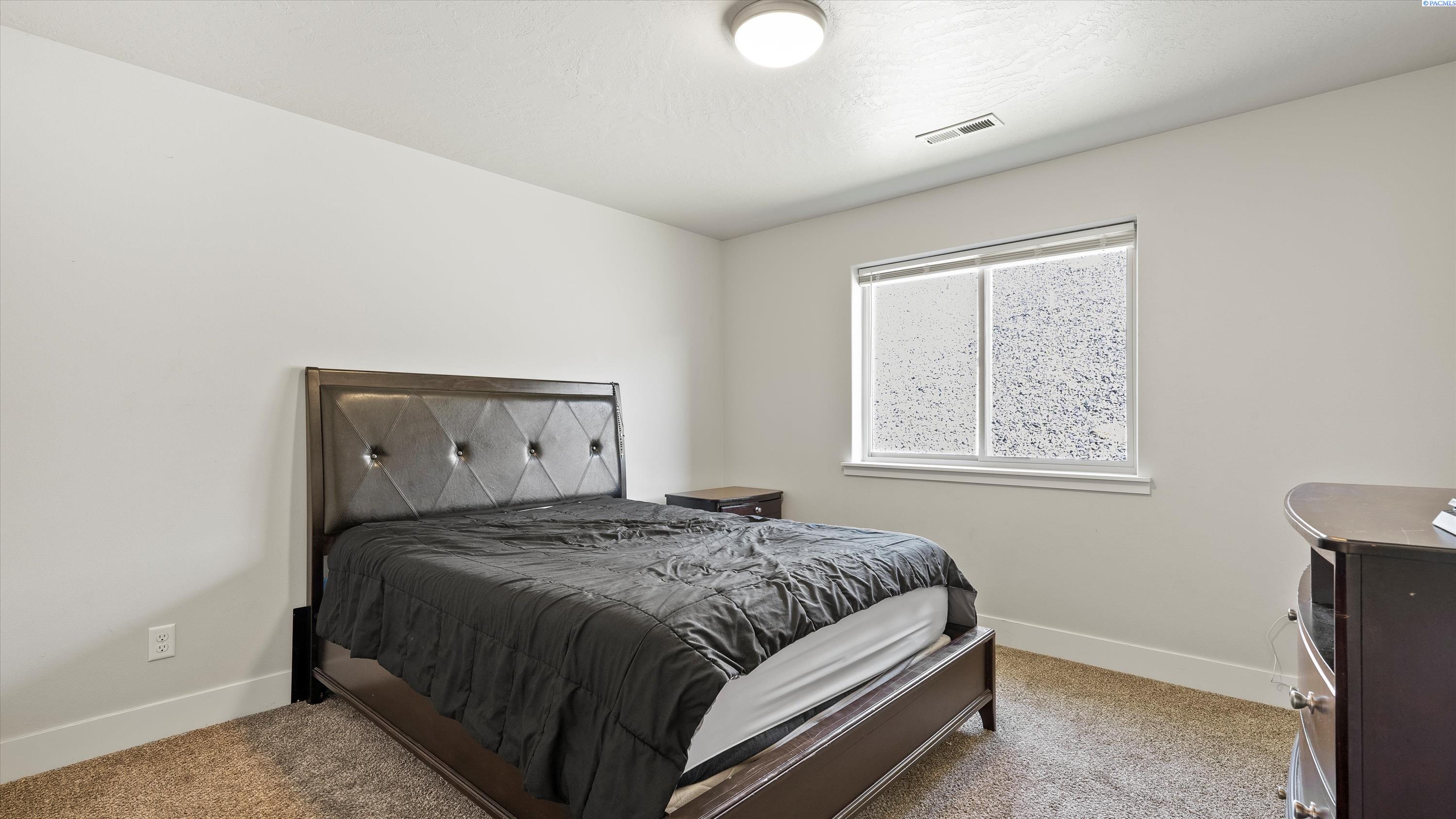 Kennewick, Washington, 99338, United States, 4 Bedrooms Bedrooms, ,1 BathroomBathrooms,Residential,For Sale,1918004