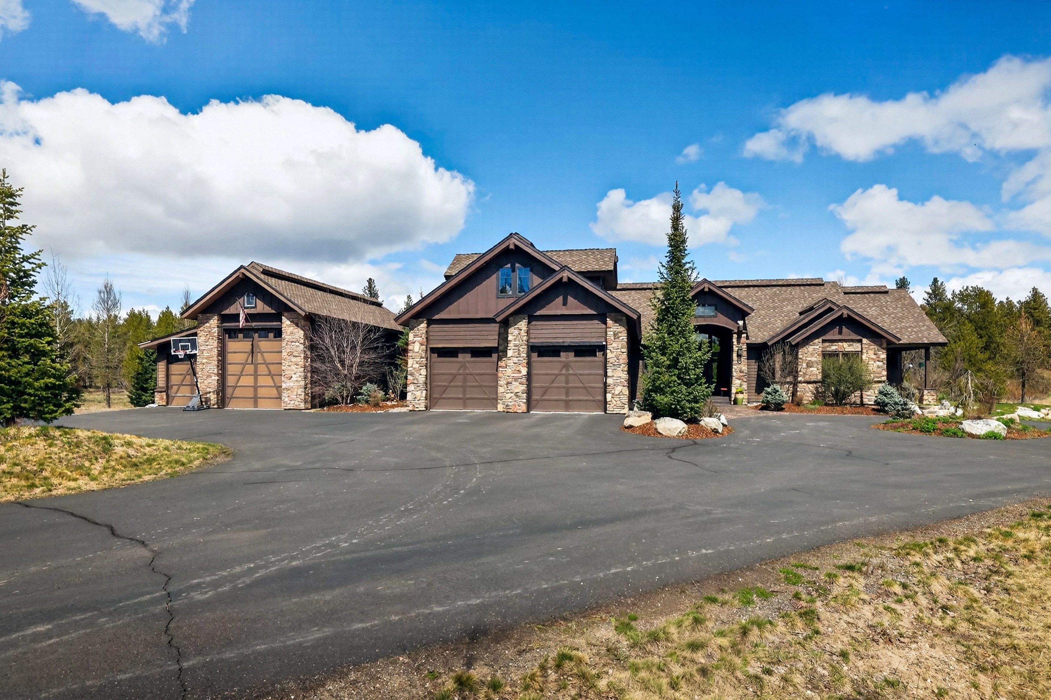  Stunning Home with Payette River Frontage on 2.66 Acres in McCall, Idaho - 物件實景