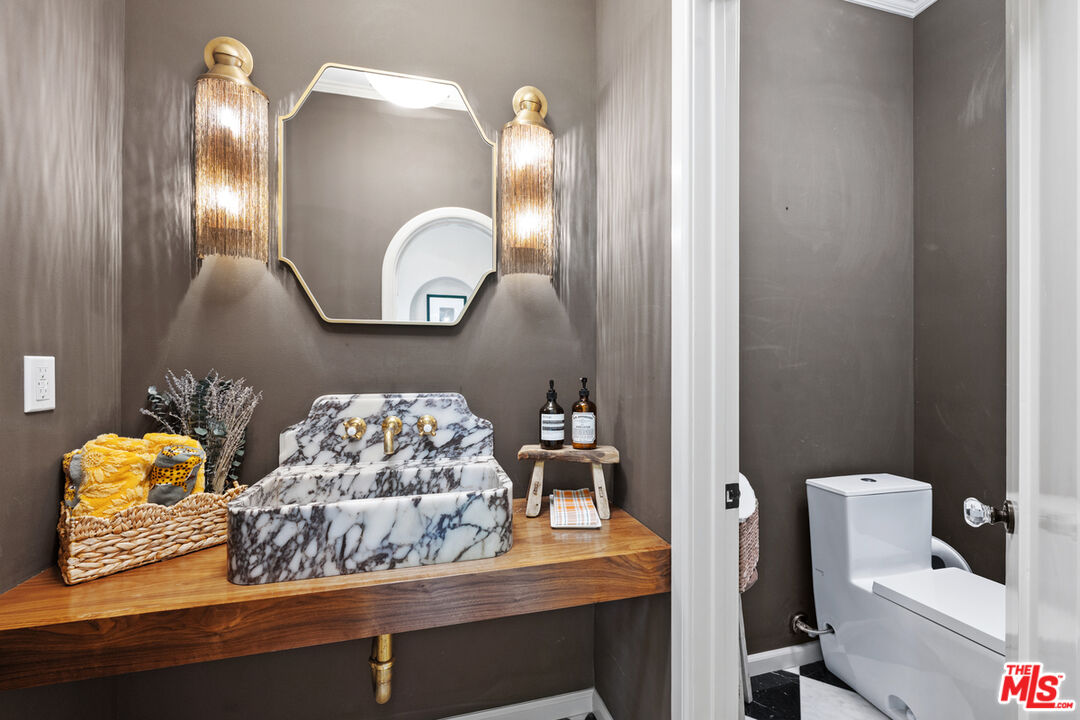 Los Angeles, California, 90004, United States, 4 Bedrooms Bedrooms, ,5 BathroomsBathrooms,Residential,For Sale,1989433