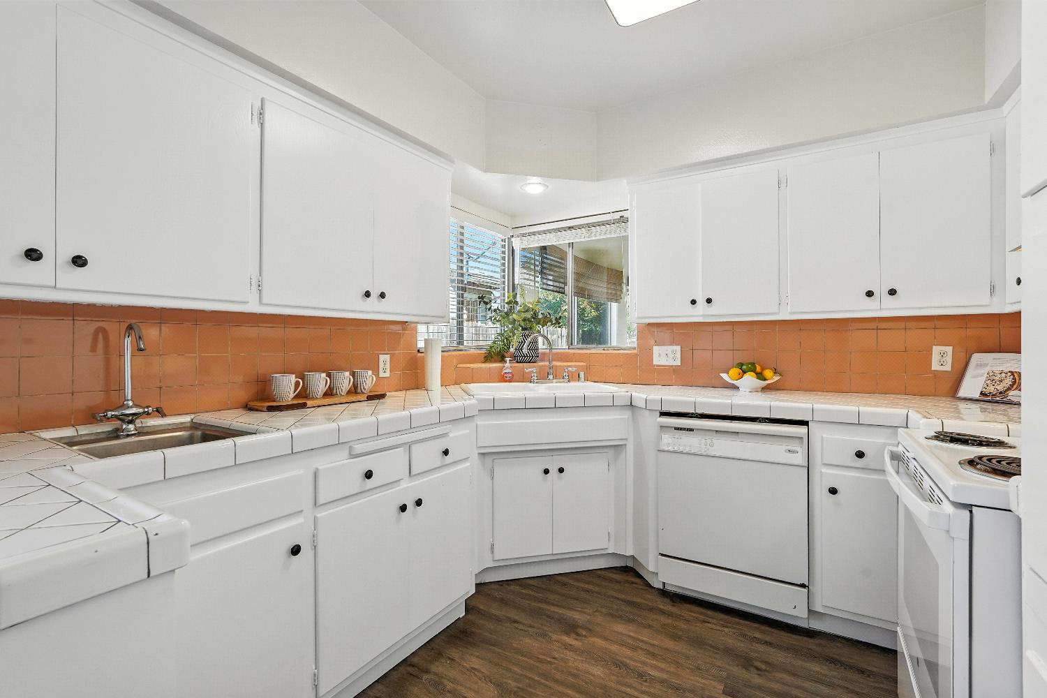 Sacramento, California, 95820, United States, 3 Bedrooms Bedrooms, ,2 BathroomsBathrooms,Residential,For Sale,1940182