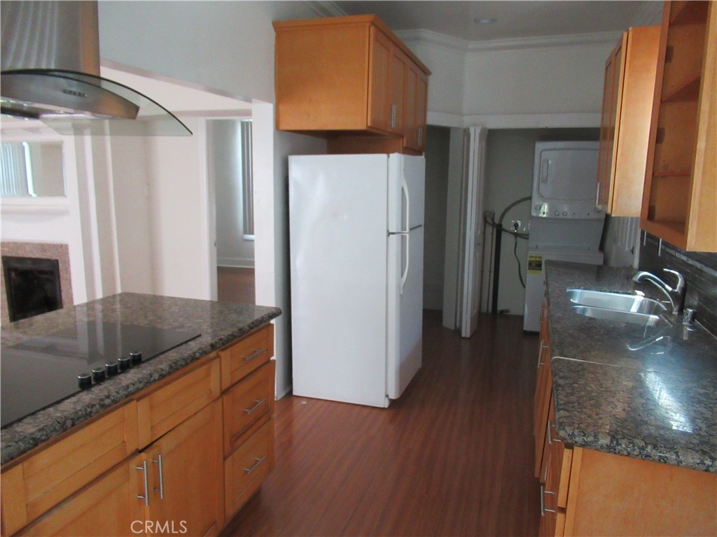 Los Angeles, California, 90018, United States, 4 Bedrooms Bedrooms, ,2 BathroomsBathrooms,Residential,For Sale,1941625