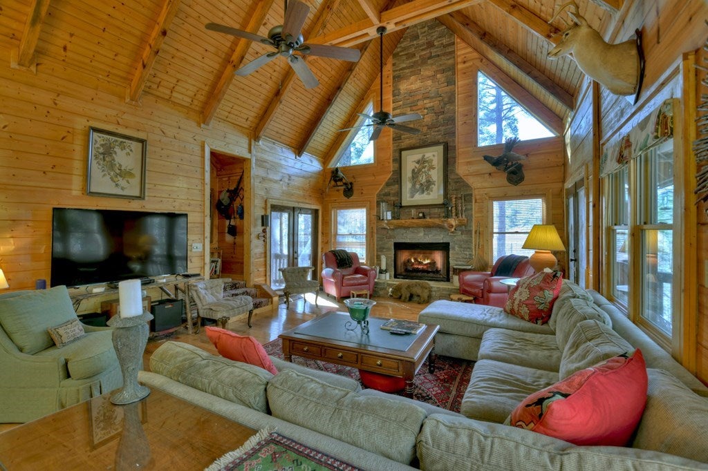 Blue Ridge, Georgia, 30513, United States, 5 Bedrooms Bedrooms, ,3 BathroomsBathrooms,Residential,For Sale,1859045