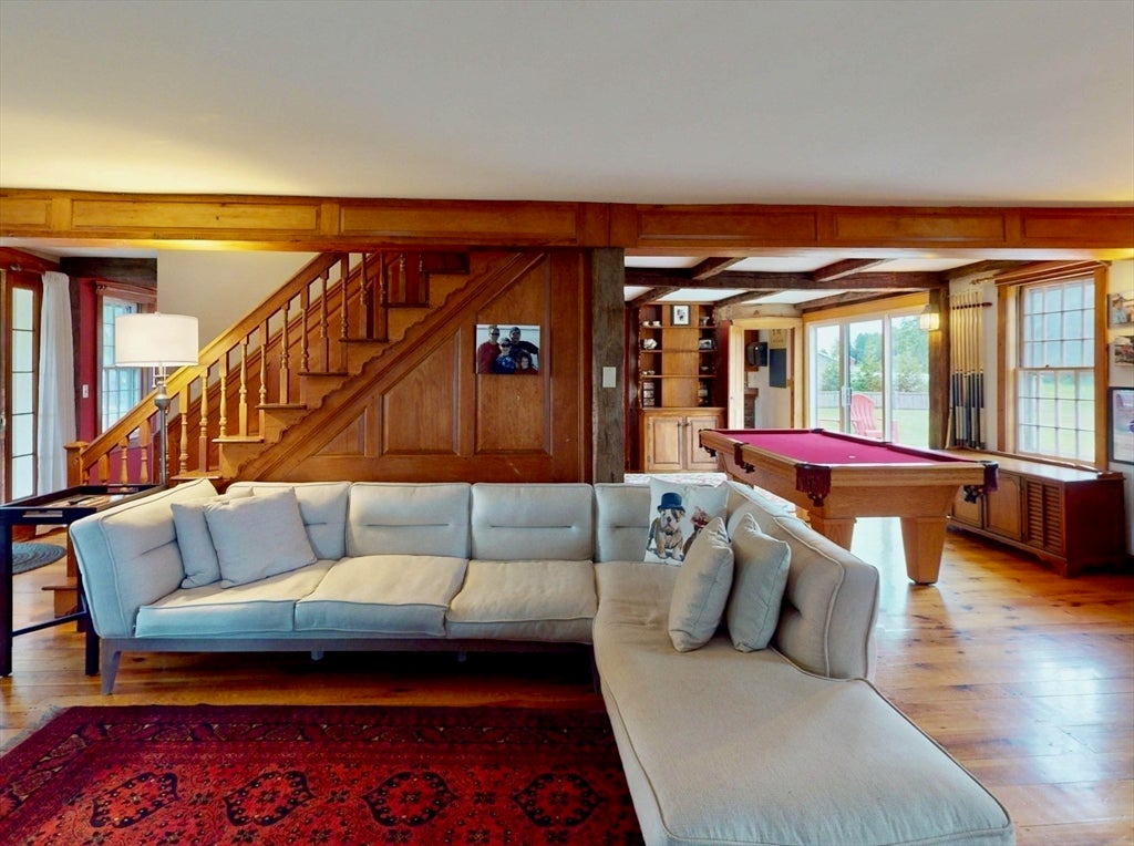 Hadley, Massachusetts, 01035, United States, 5 Bedrooms Bedrooms, ,3 BathroomsBathrooms,Residential,For Sale,1885251