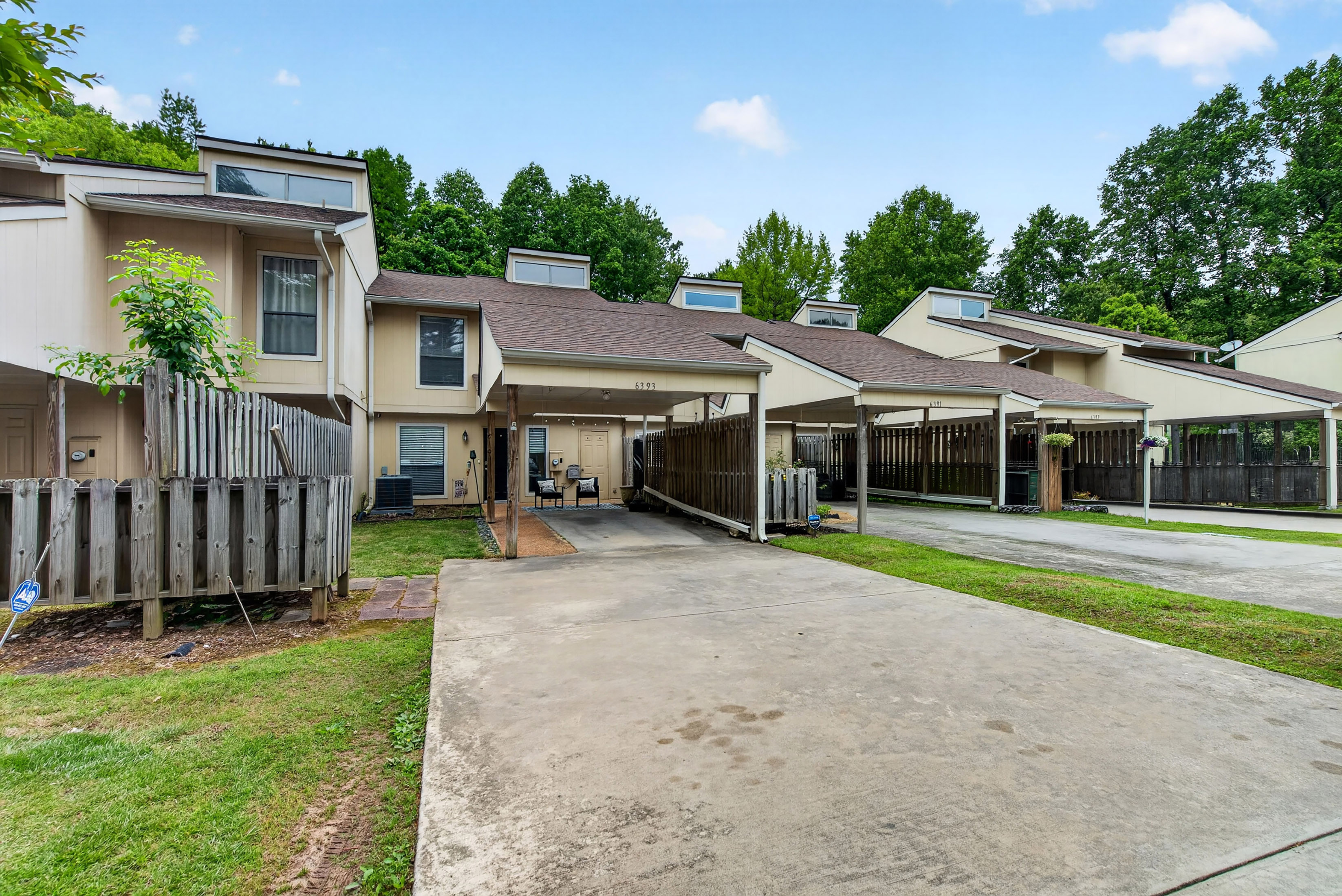  Townhouse-style Condo Offers Solid Value and Strong Upside Potential - 物件實景