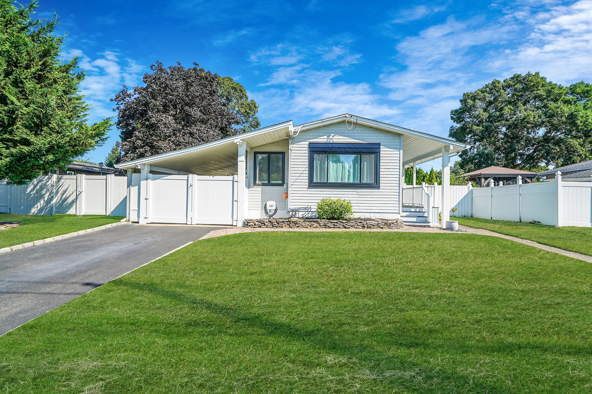 Selden, New York, 11784, United States, 3 Bedrooms Bedrooms, ,2 BathroomsBathrooms,Residential,For Sale,1928294
