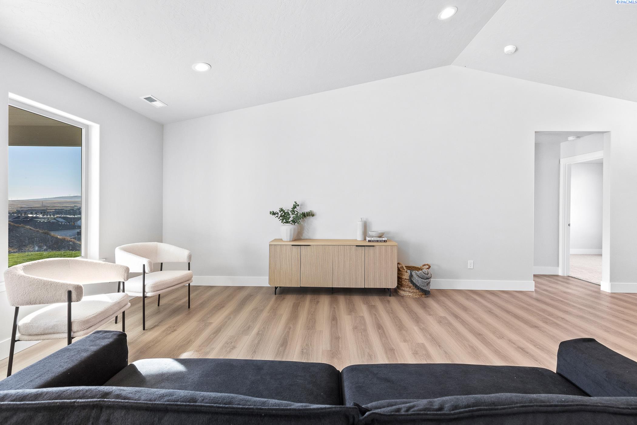 Kennewick, Washington, 99338, United States, 3 Bedrooms Bedrooms, ,1 BathroomBathrooms,Residential,For Sale,1969367