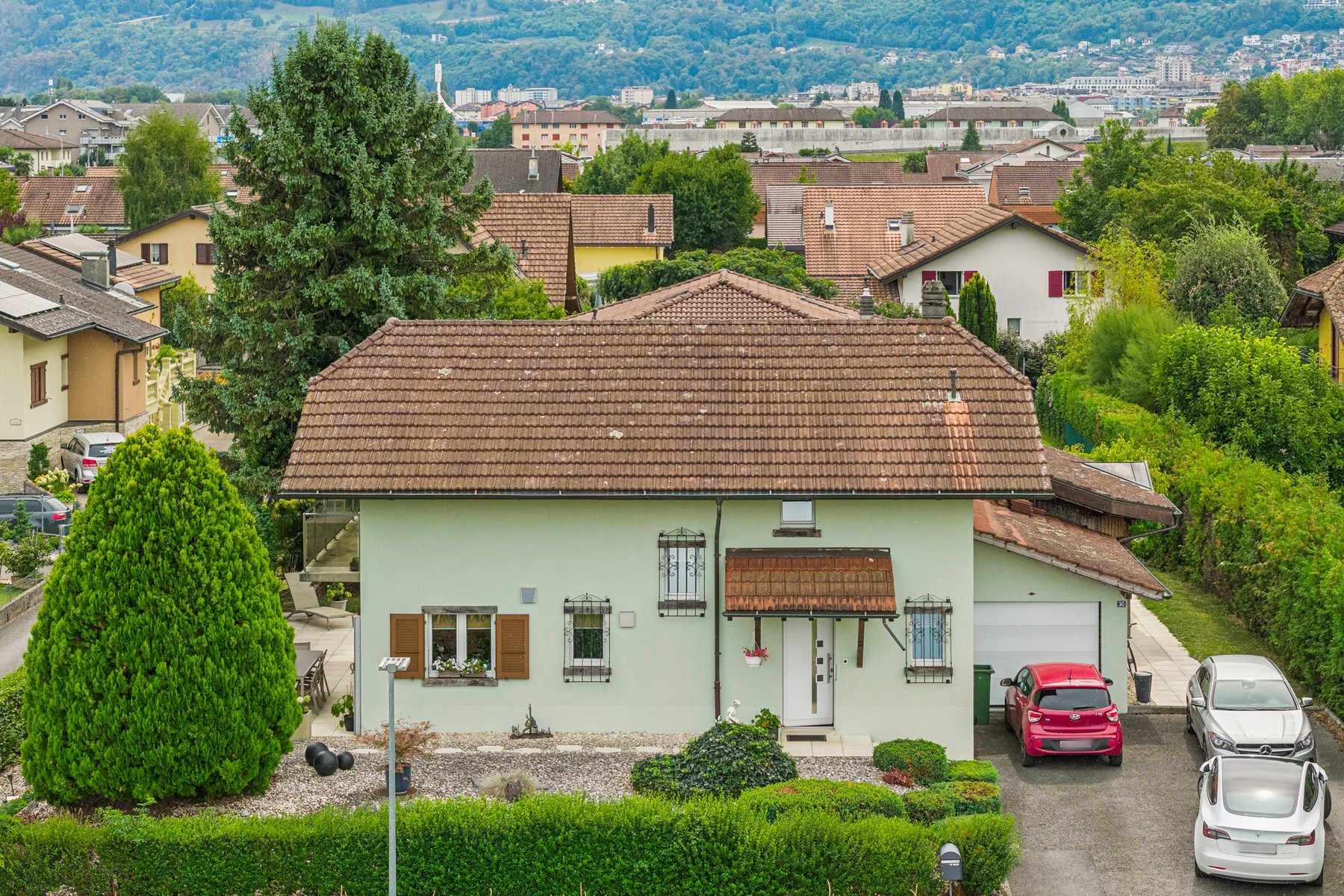  A family home nestled in the heart of a lush, green setting - 物件實景