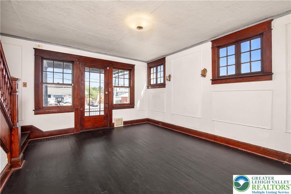 Palmer Twp, Pennsylvania, 18045, United States, 6 Bedrooms Bedrooms, ,2 BathroomsBathrooms,Residential,For Sale,1933685