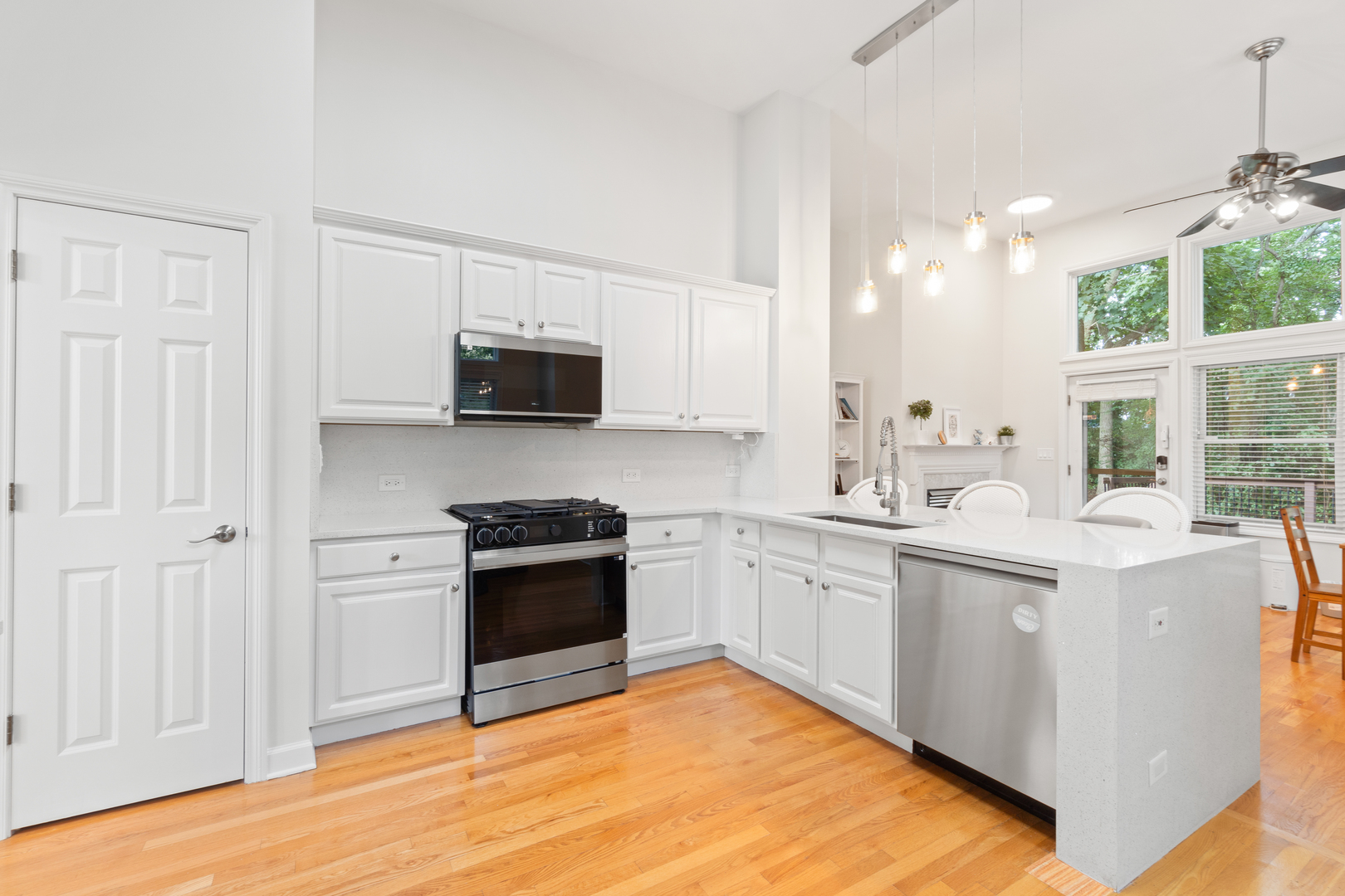 Glenview, Illinois, 60026, United States, 4 Bedrooms Bedrooms, ,4 BathroomsBathrooms,Residential,For Sale,1896408