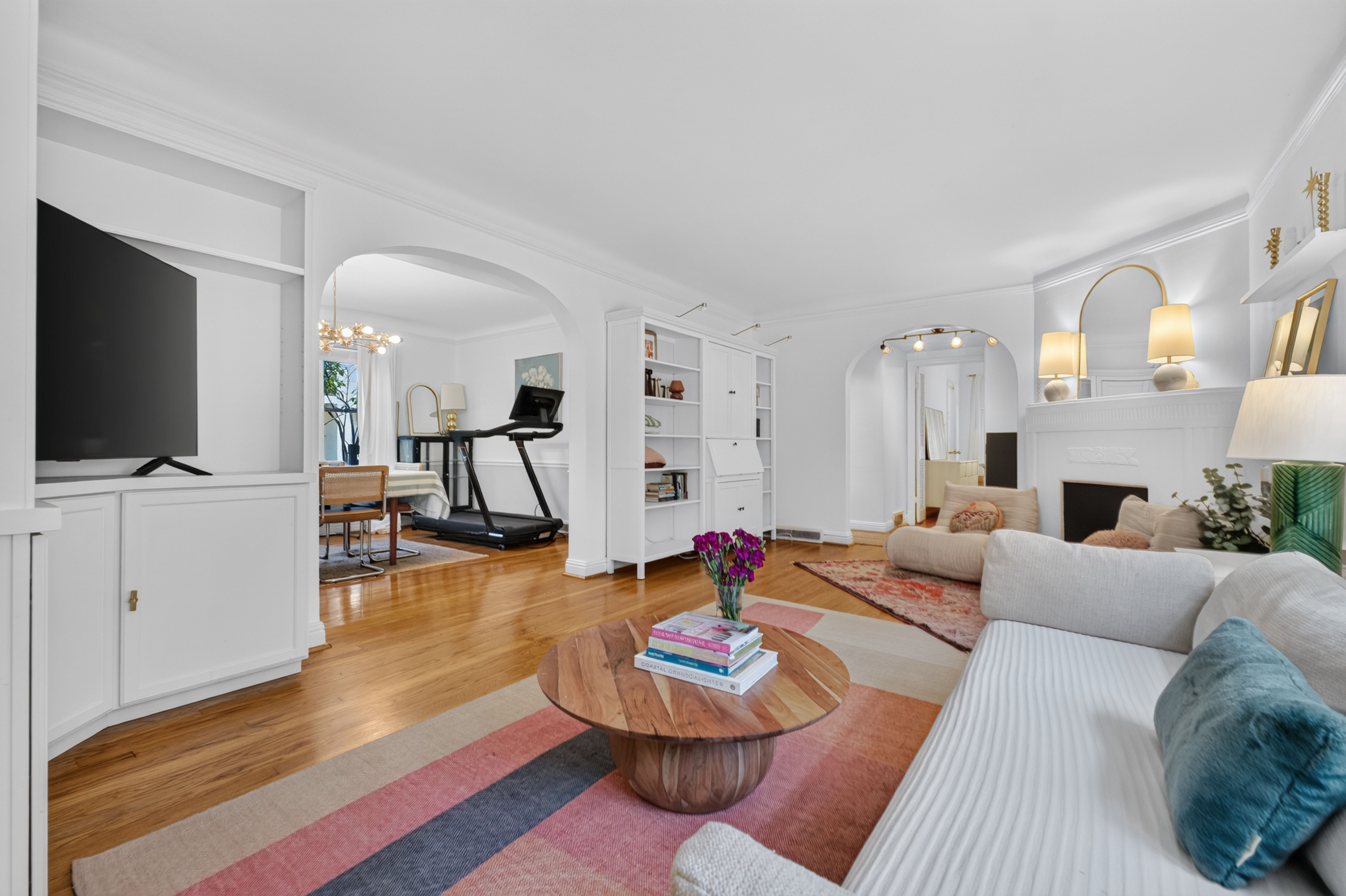  Spacious, Modern, and Move-In Ready Main Floor Condo - 物件實景