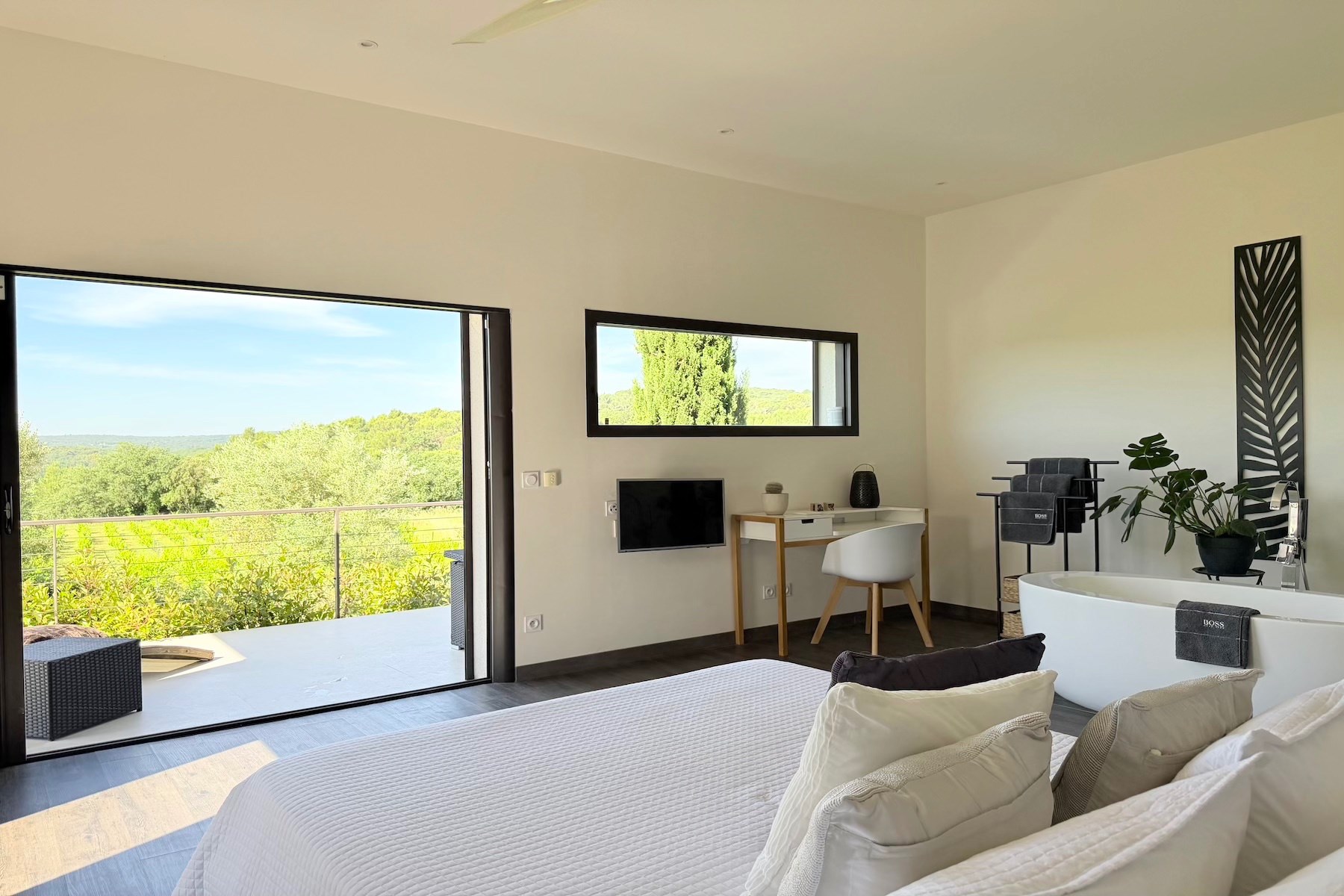  Elegant contemporary villa in the heart of the vineyards, 20 minutes from Uzès,… - 物件實景